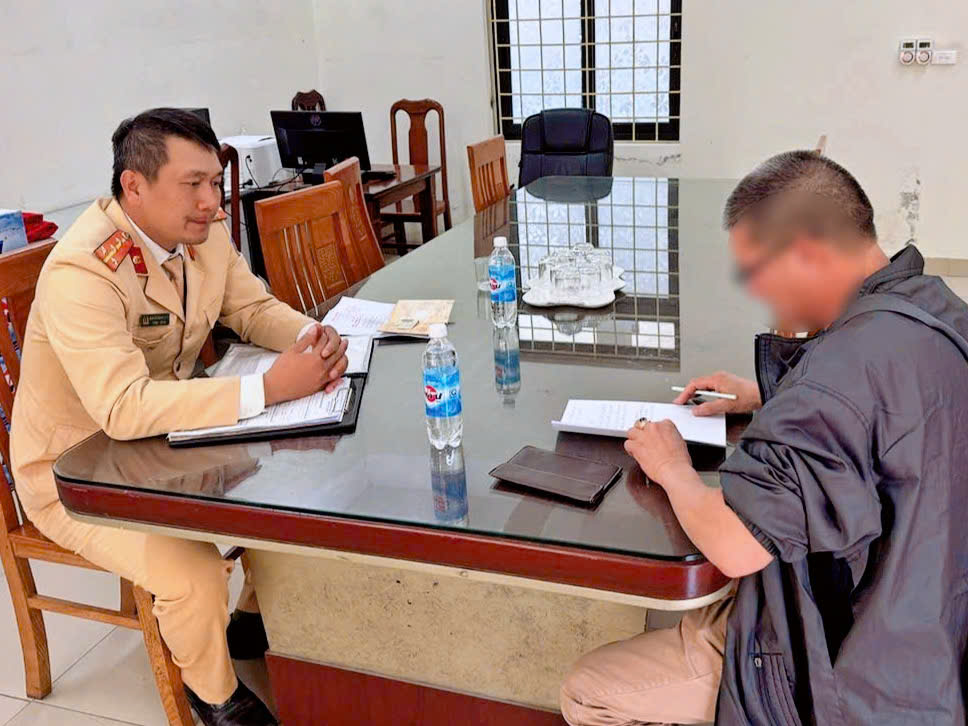 Hà Nội: Xử phạt tài xế xe khách không nhường đường cho xe ưu tiên đi làm nhiệm vụ - ảnh 2