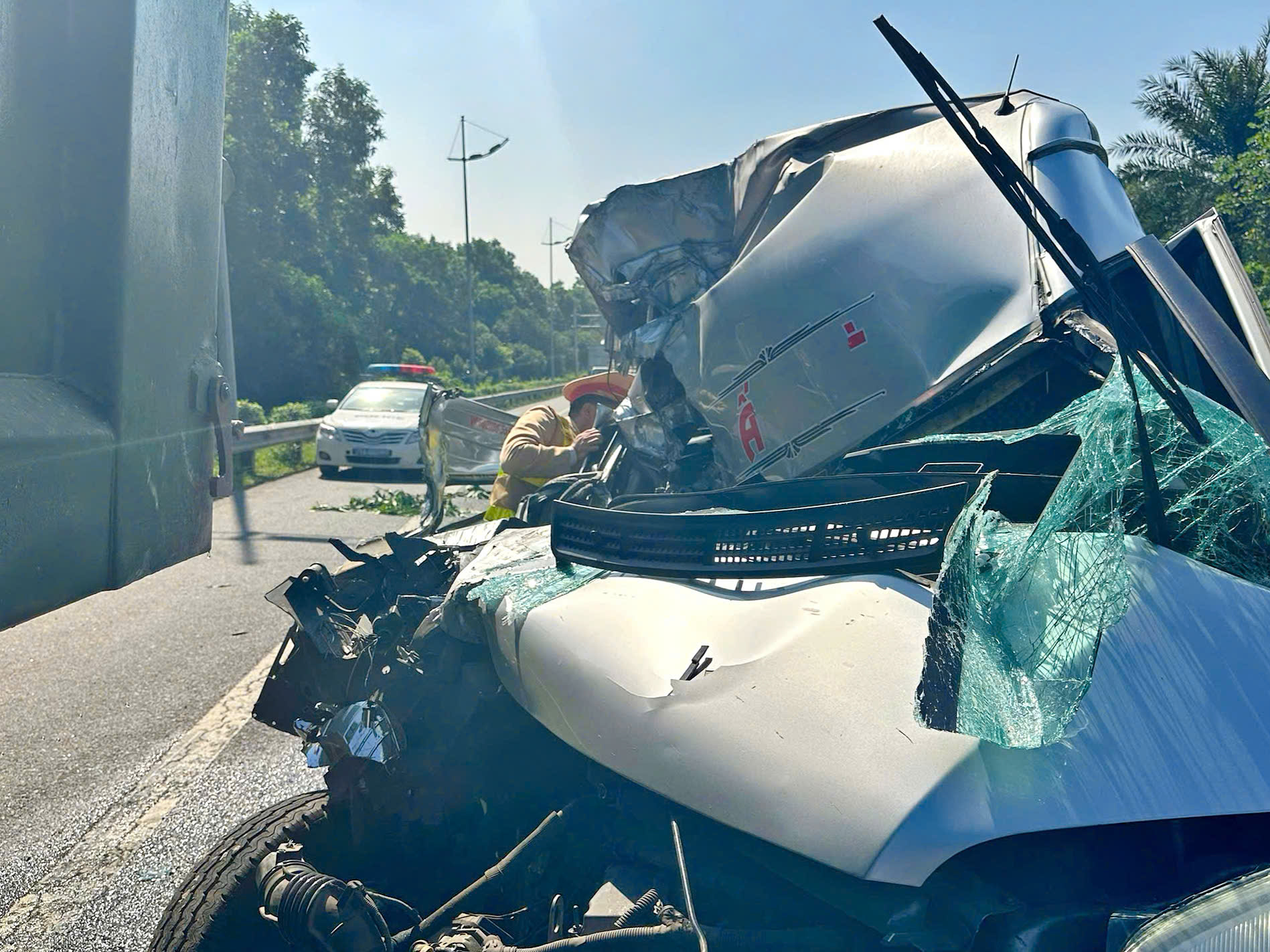 Hà Nội: Kịp thời giải cứu hành khách bị mắc kẹt trên cabin xe sau tai nạn giao thông - ảnh 1