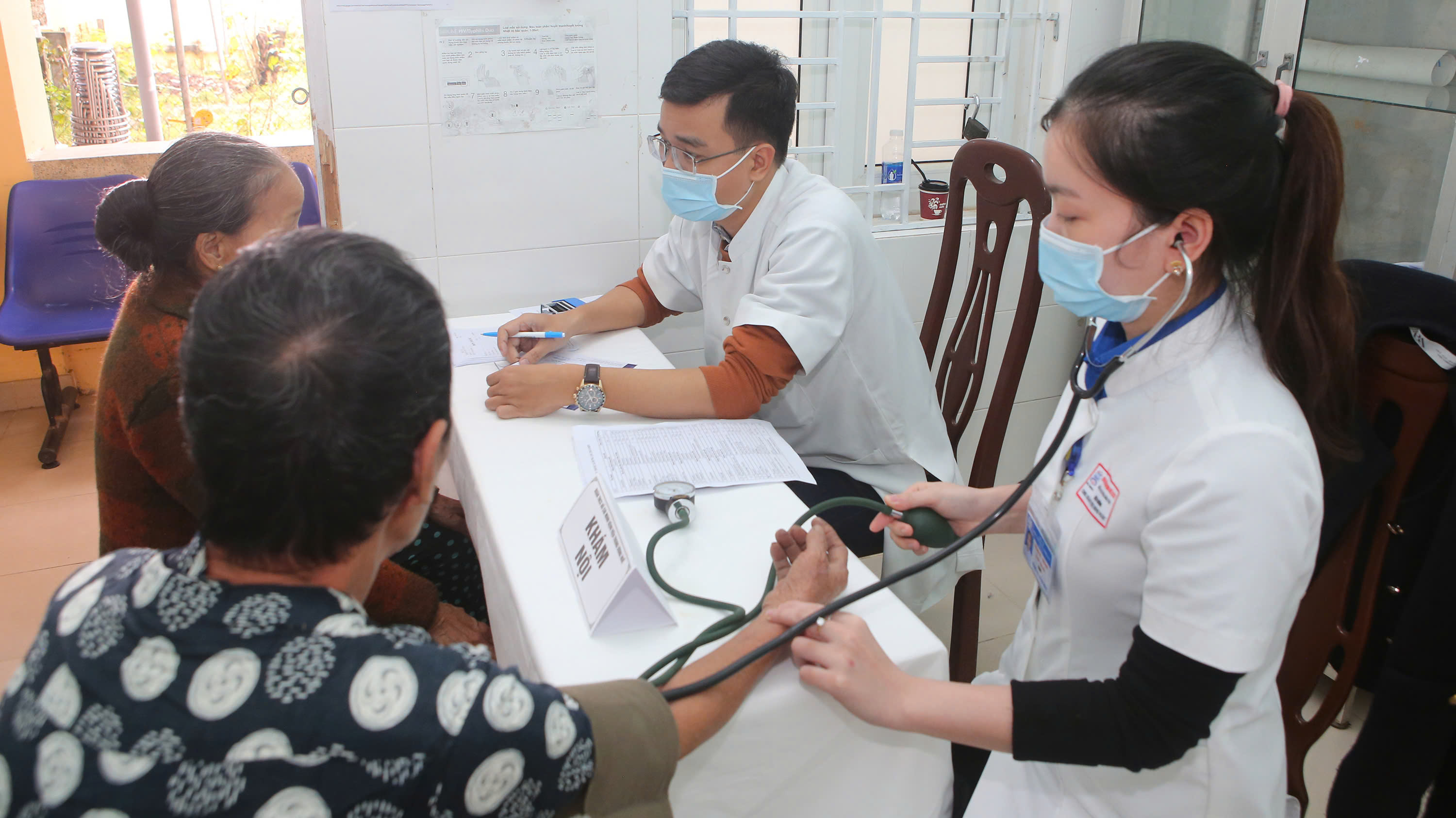 Hội Thầy thuốc trẻ Việt Nam tổ chức khám, tư vấn sức khoẻ cho hơn 1.000 người dân thành phố Huế sau lũ lụt - ảnh 7