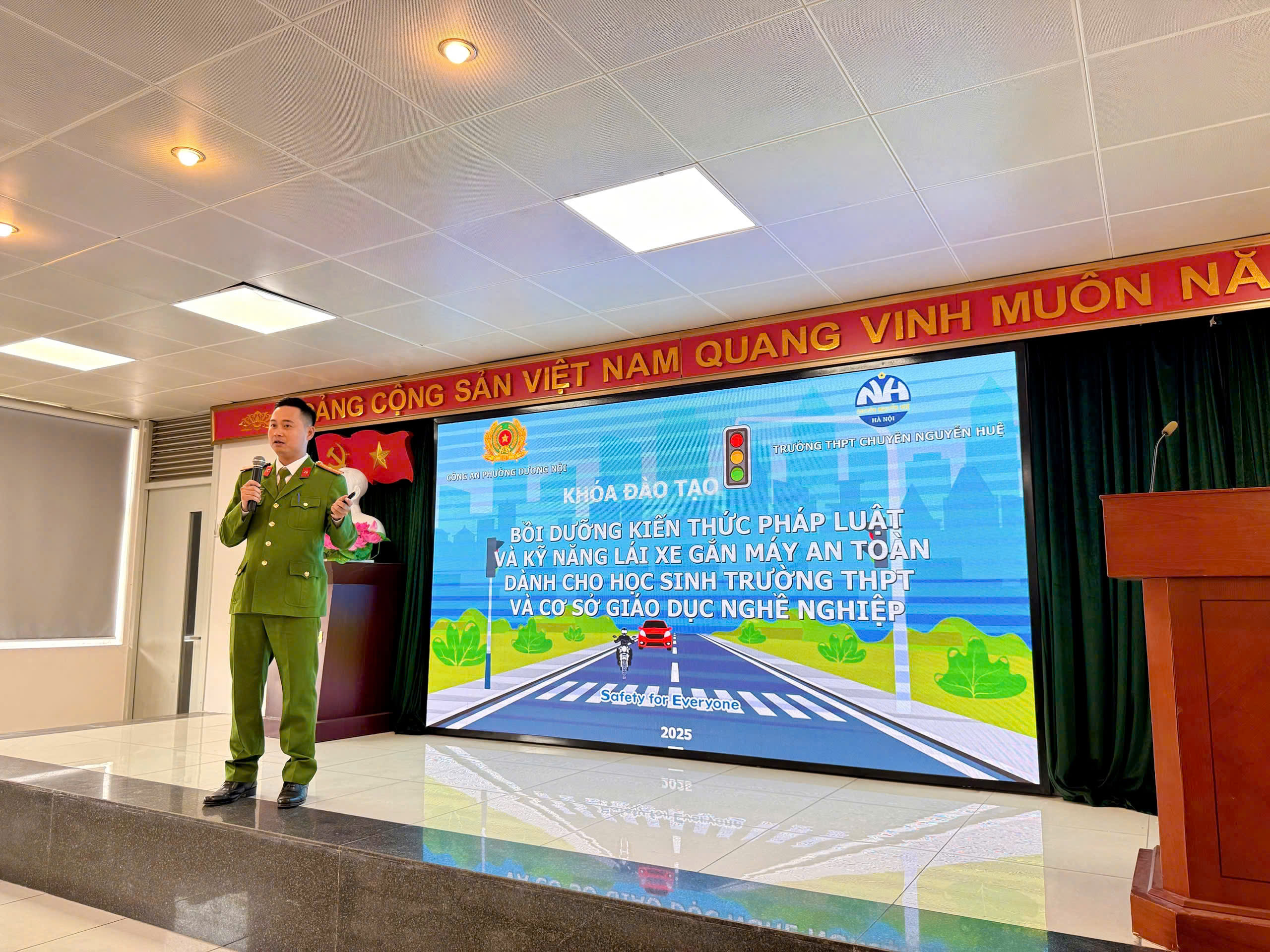 Phường Dương Nội: Bồi dưỡng kiến thức pháp luật và kỹ năng lái xe an toàn cho học sinh - ảnh 1