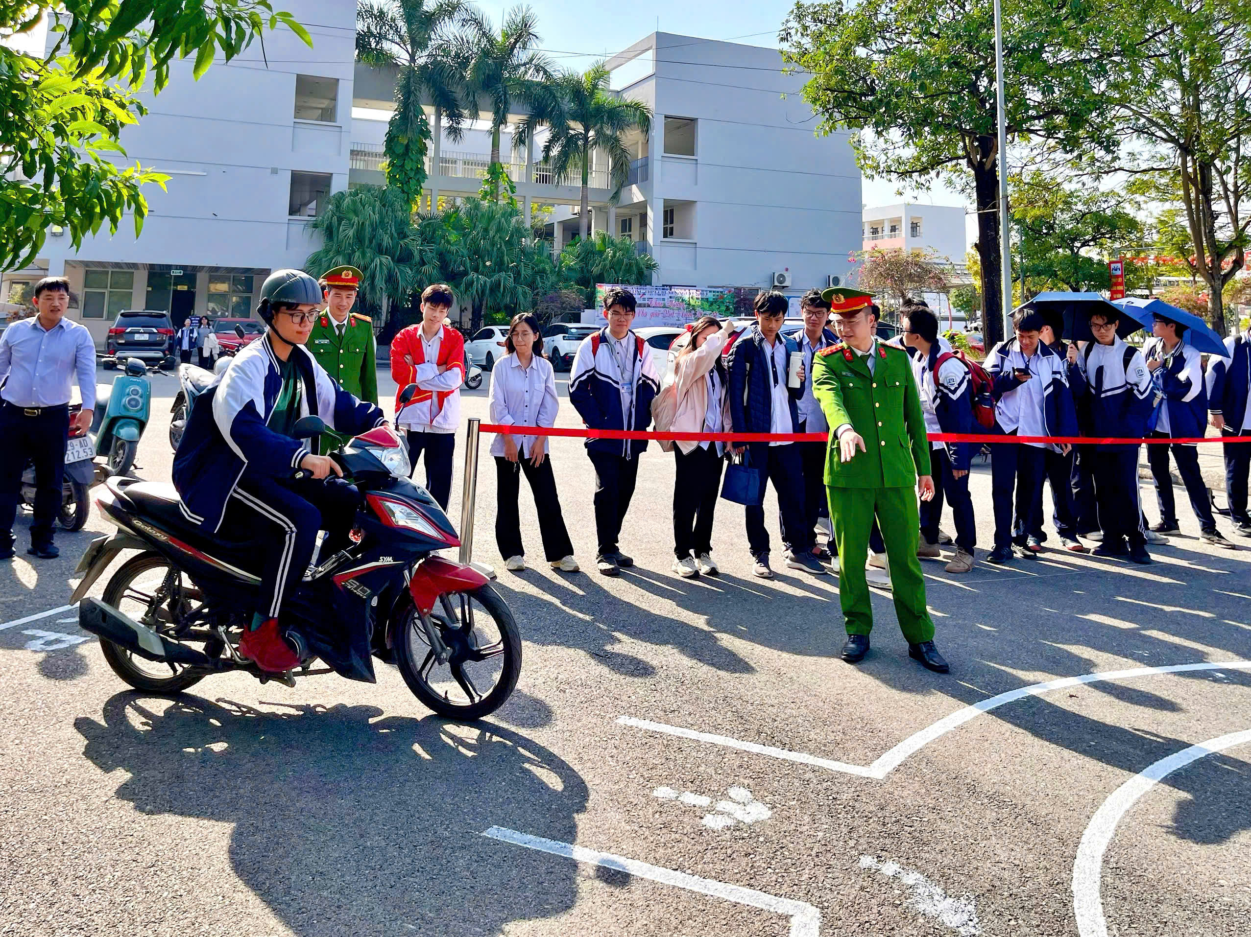 Phường Dương Nội: Bồi dưỡng kiến thức pháp luật và kỹ năng lái xe an toàn cho học sinh - ảnh 2