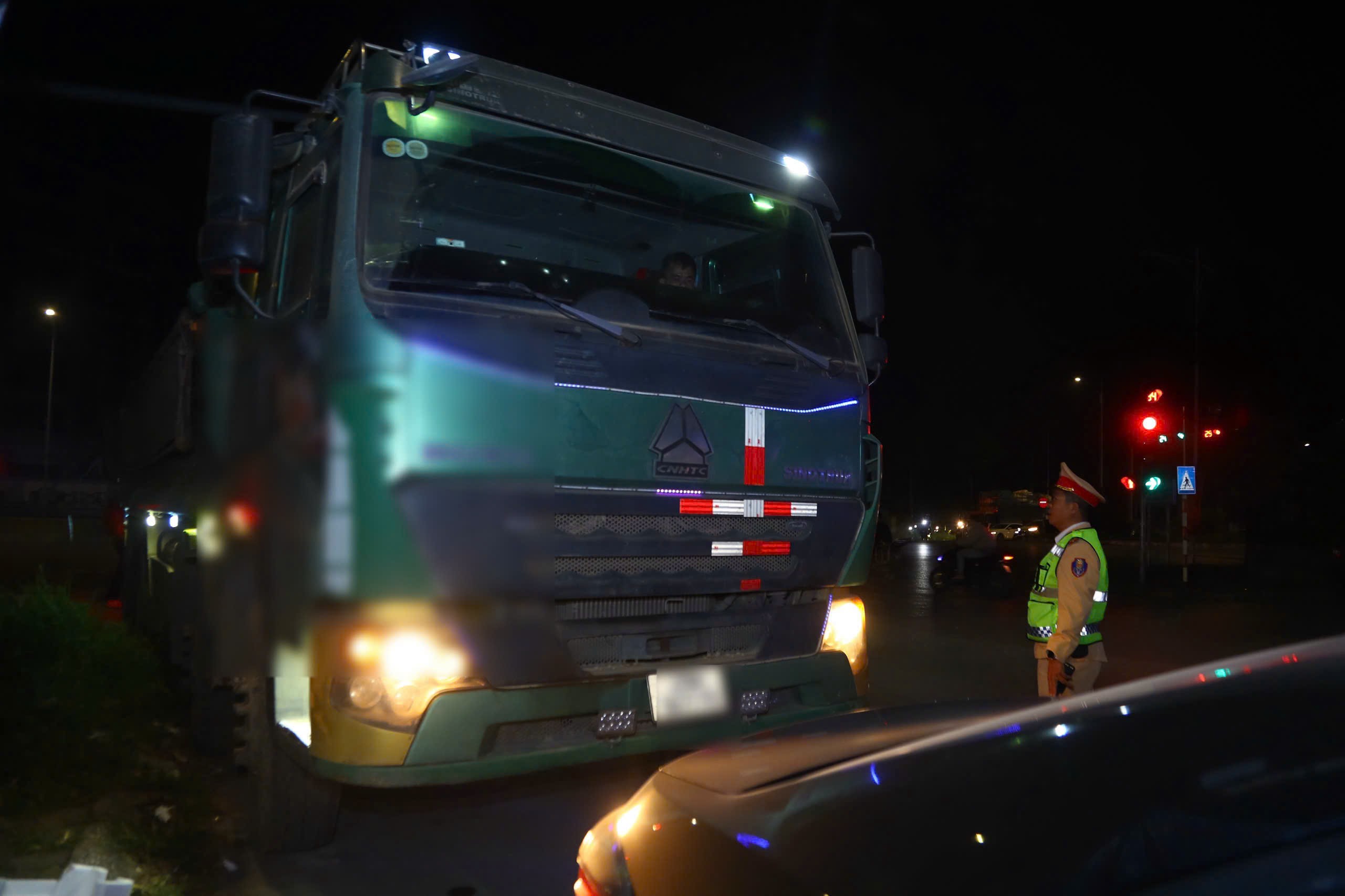 Hà Nội: Xuyên đêm kiểm soát hoạt động vận tải, gần 70 vi phạm bị xử lý - ảnh 2