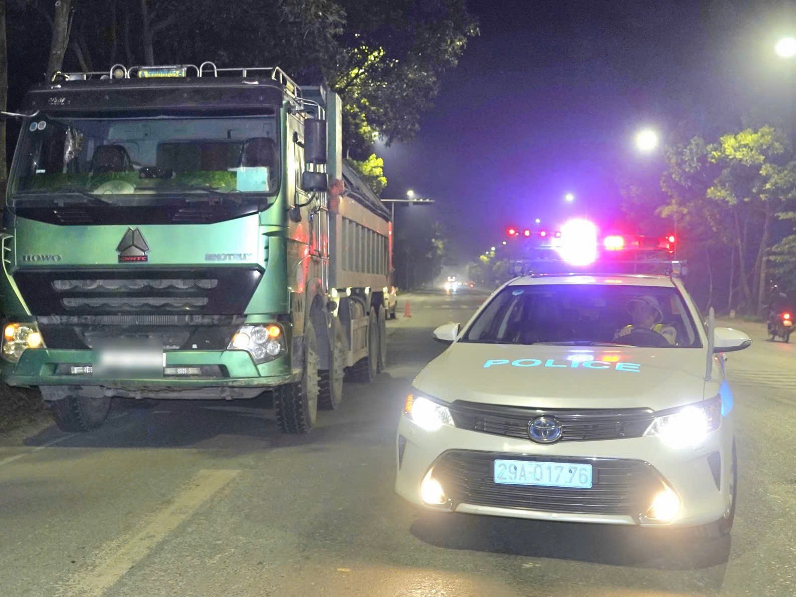 Hà Nội: Xuyên đêm kiểm soát hoạt động vận tải, gần 70 vi phạm bị xử lý - ảnh 1