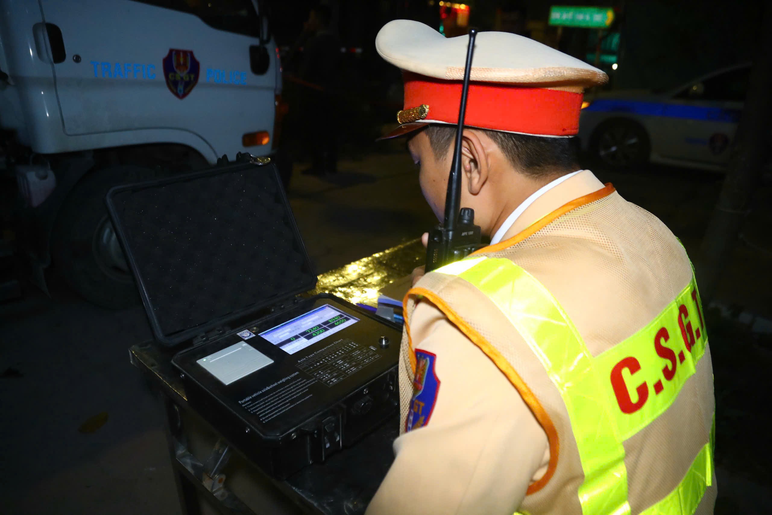 Hà Nội: Xuyên đêm kiểm soát hoạt động vận tải, gần 70 vi phạm bị xử lý - ảnh 4