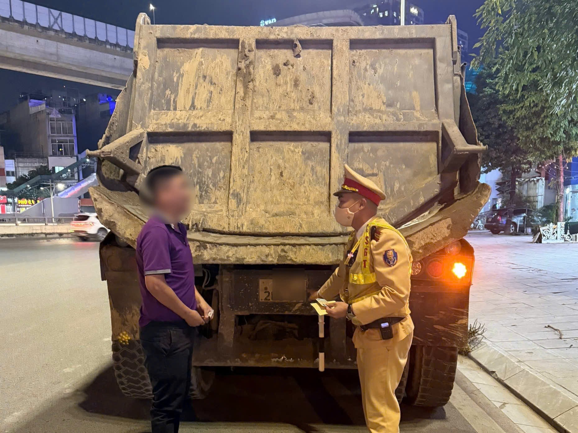 Hà Nội: Xuyên đêm kiểm soát hoạt động vận tải, gần 70 vi phạm bị xử lý - ảnh 3