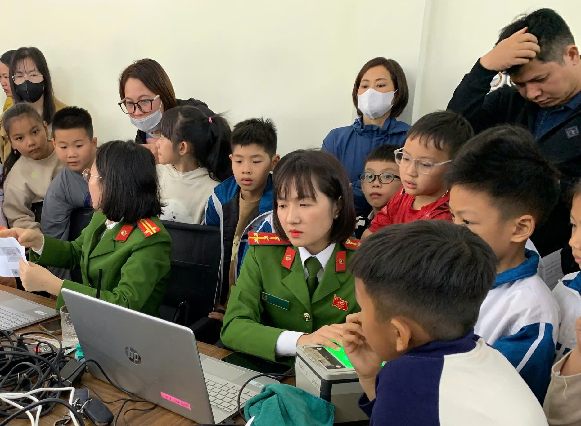 Xã Hoài Đức cấp căn cước lưu động cho gần 600 học sinh - ảnh 1