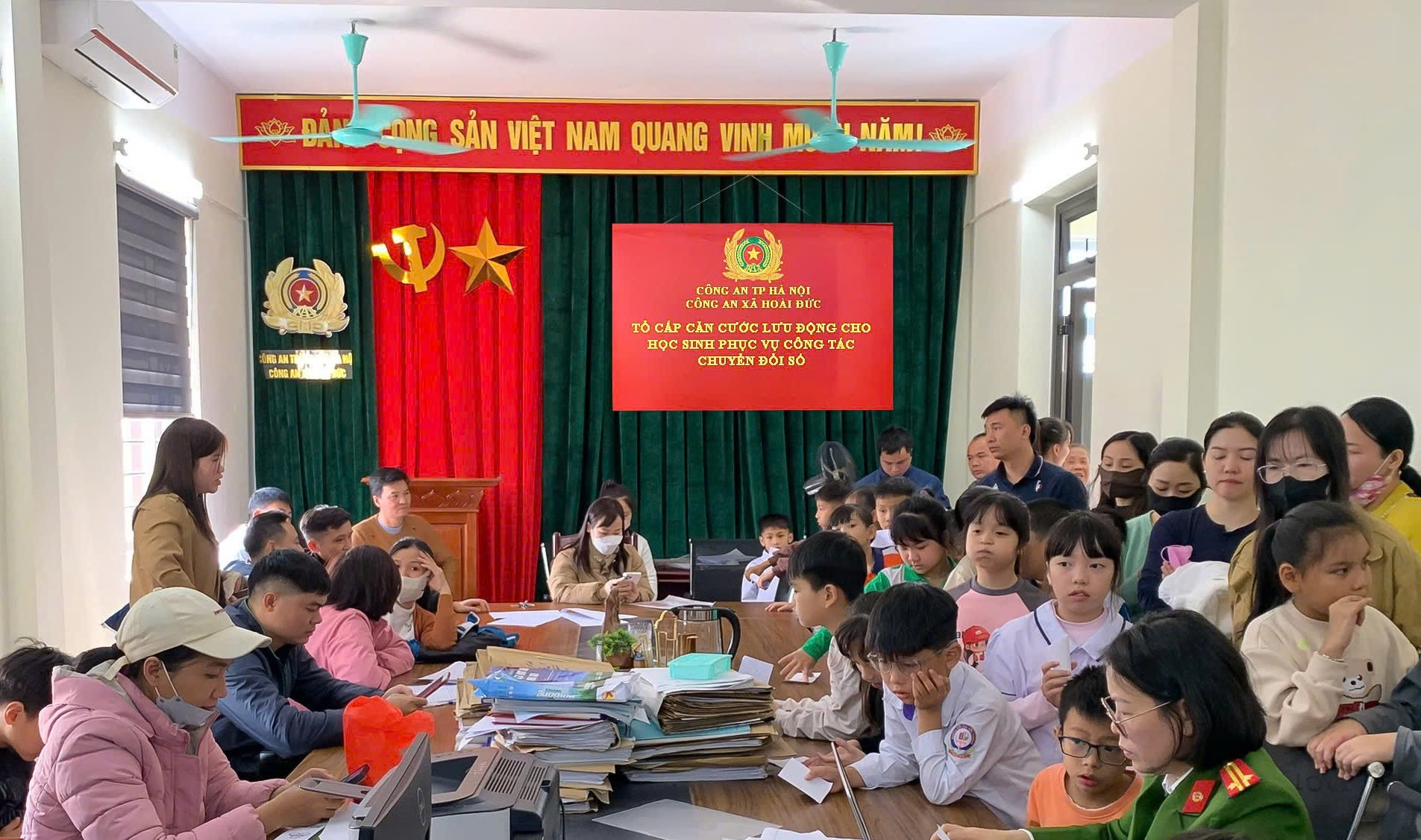 Xã Hoài Đức cấp căn cước lưu động cho gần 600 học sinh - ảnh 3