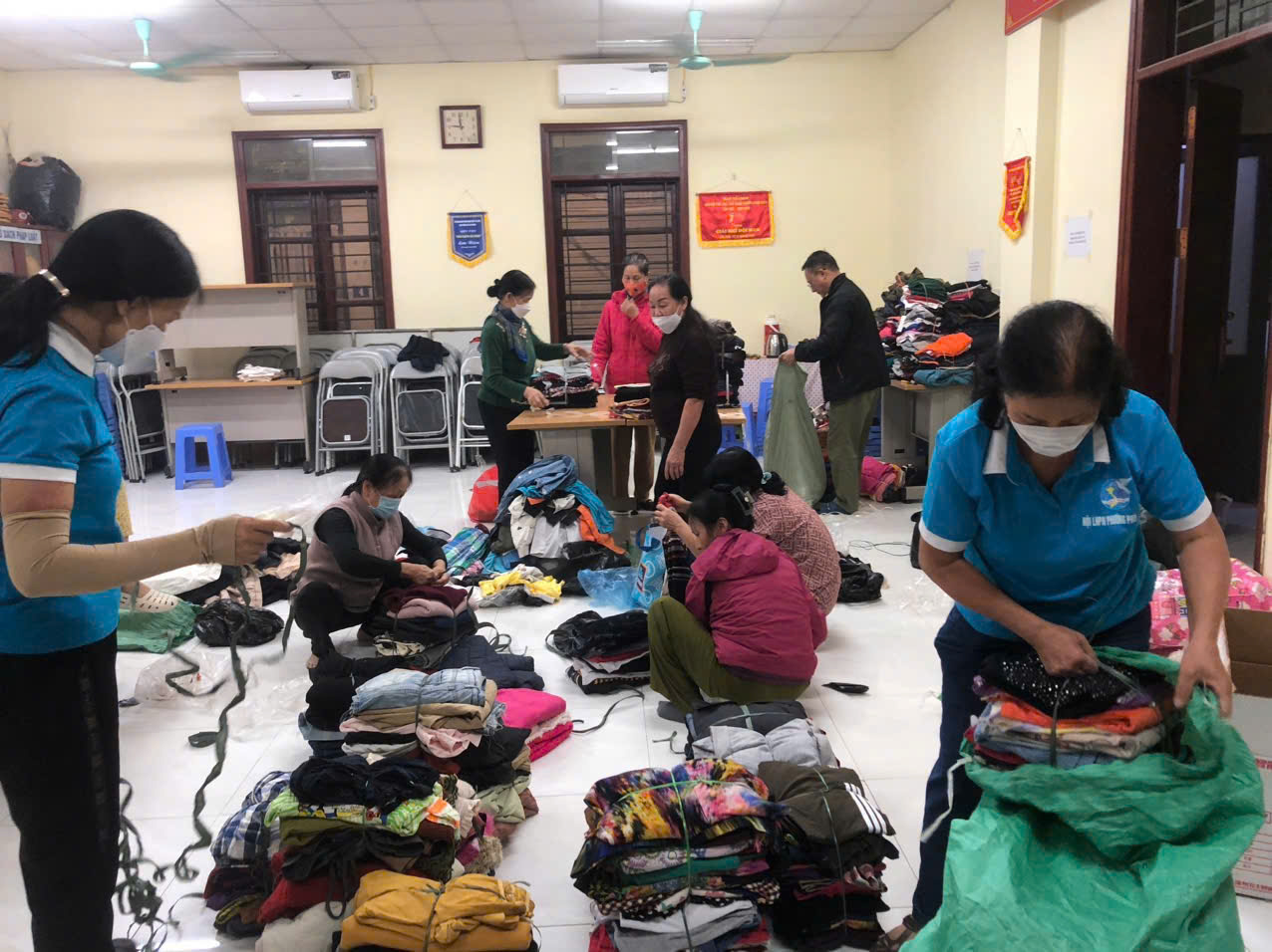 Phụ nữ phường Phú Diễn quyên góp gần 600 triệu đồng hỗ trợ đồng bào Gia Lai - ảnh 8