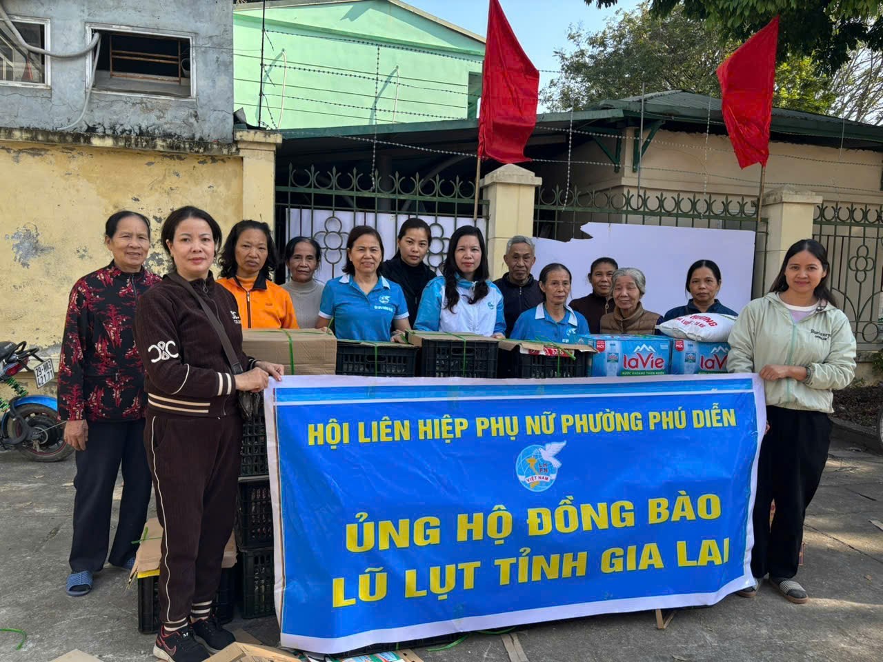 Phụ nữ phường Phú Diễn quyên góp gần 600 triệu đồng hỗ trợ đồng bào Gia Lai - ảnh 1