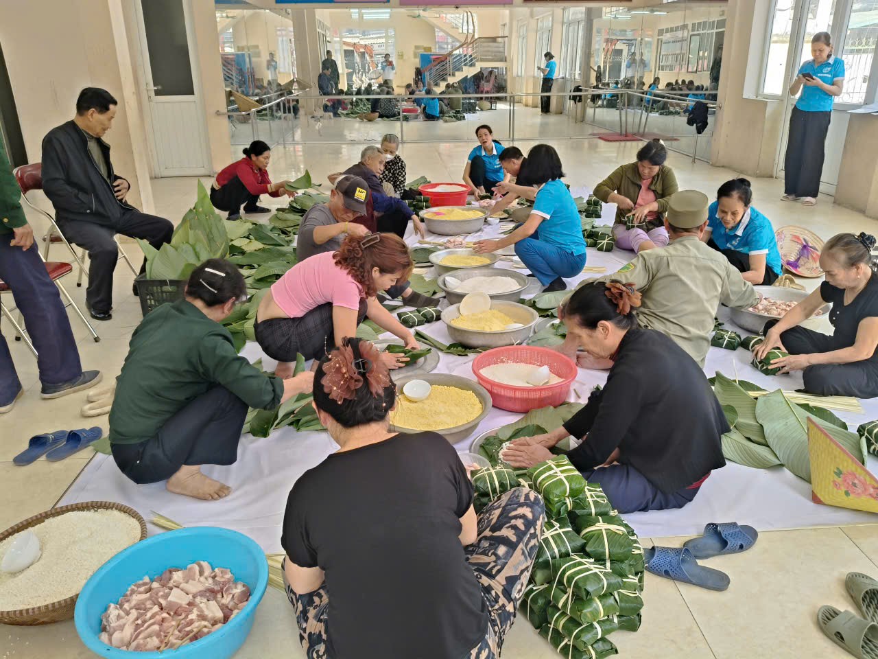 Phụ nữ phường Phú Diễn quyên góp gần 600 triệu đồng hỗ trợ đồng bào Gia Lai - ảnh 7