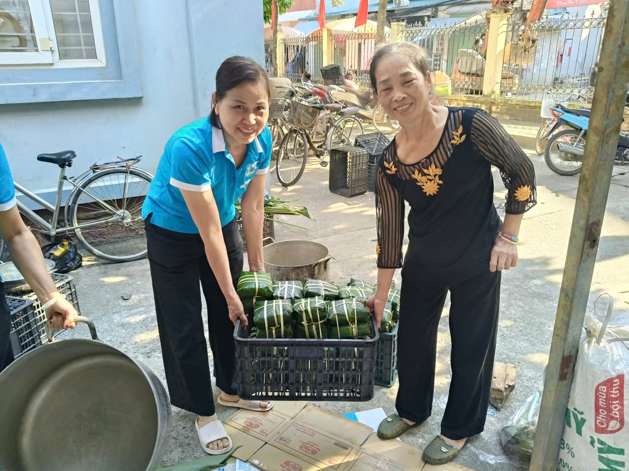 Phụ nữ phường Phú Diễn quyên góp gần 600 triệu đồng hỗ trợ đồng bào Gia Lai - ảnh 6