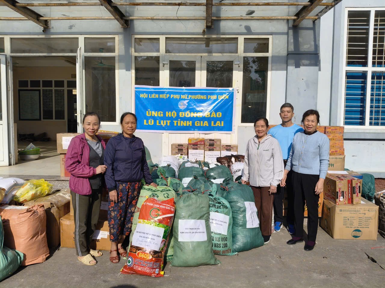 Phụ nữ phường Phú Diễn quyên góp gần 600 triệu đồng hỗ trợ đồng bào Gia Lai - ảnh 3