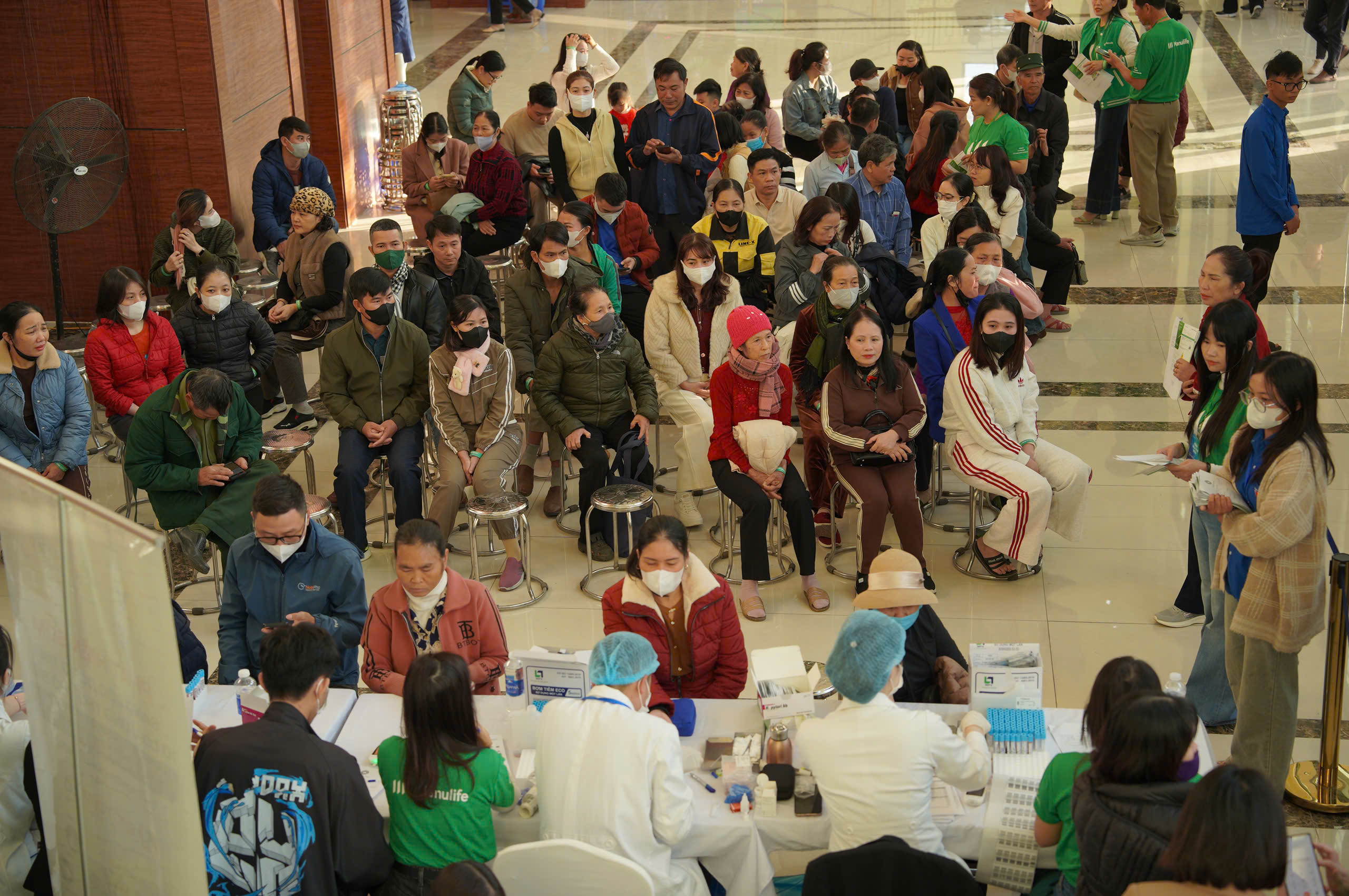 Khám, tư vấn cho người dân trong chương trình khắc phục hậu quả bão lũ - ảnh 6