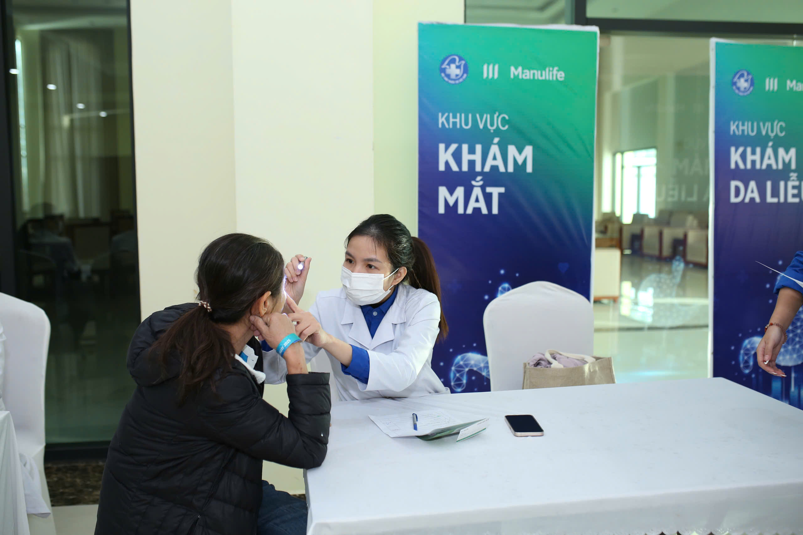 Khám, tư vấn cho người dân trong chương trình khắc phục hậu quả bão lũ - ảnh 4