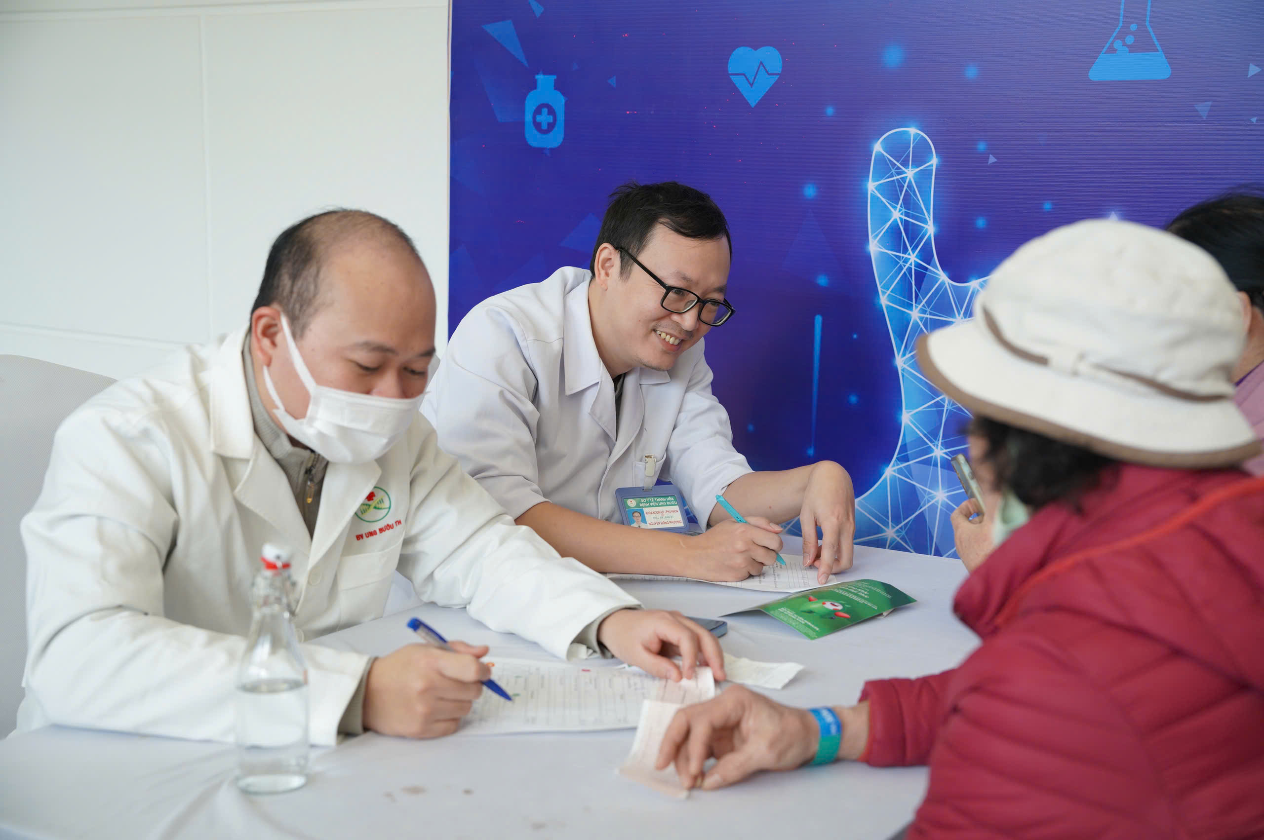 Khám, tư vấn cho người dân trong chương trình khắc phục hậu quả bão lũ - ảnh 5