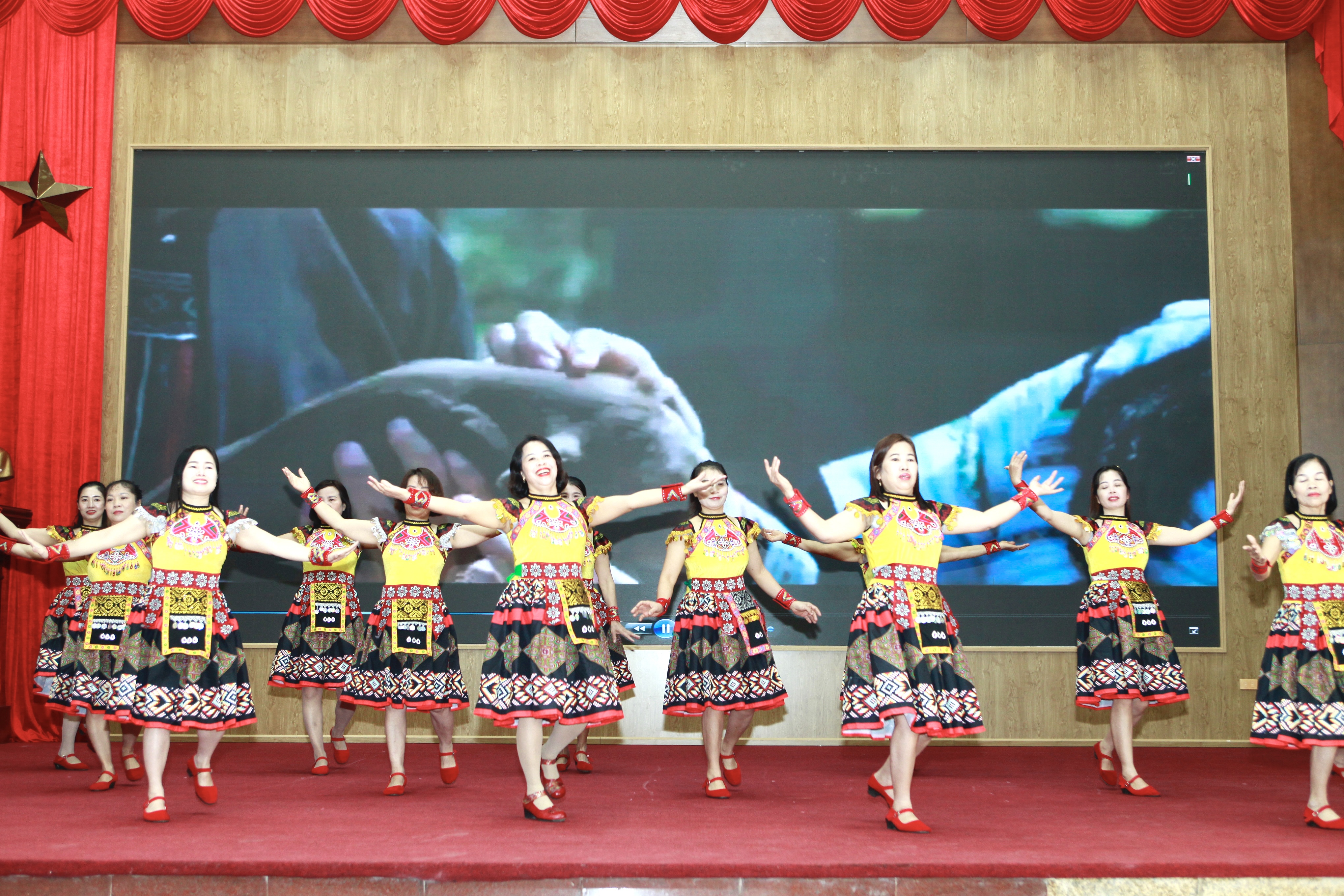 Hội LHPN Hà Nội truyền thông hưởng ứng Ngày Pháp luật Việt Nam - ảnh 5