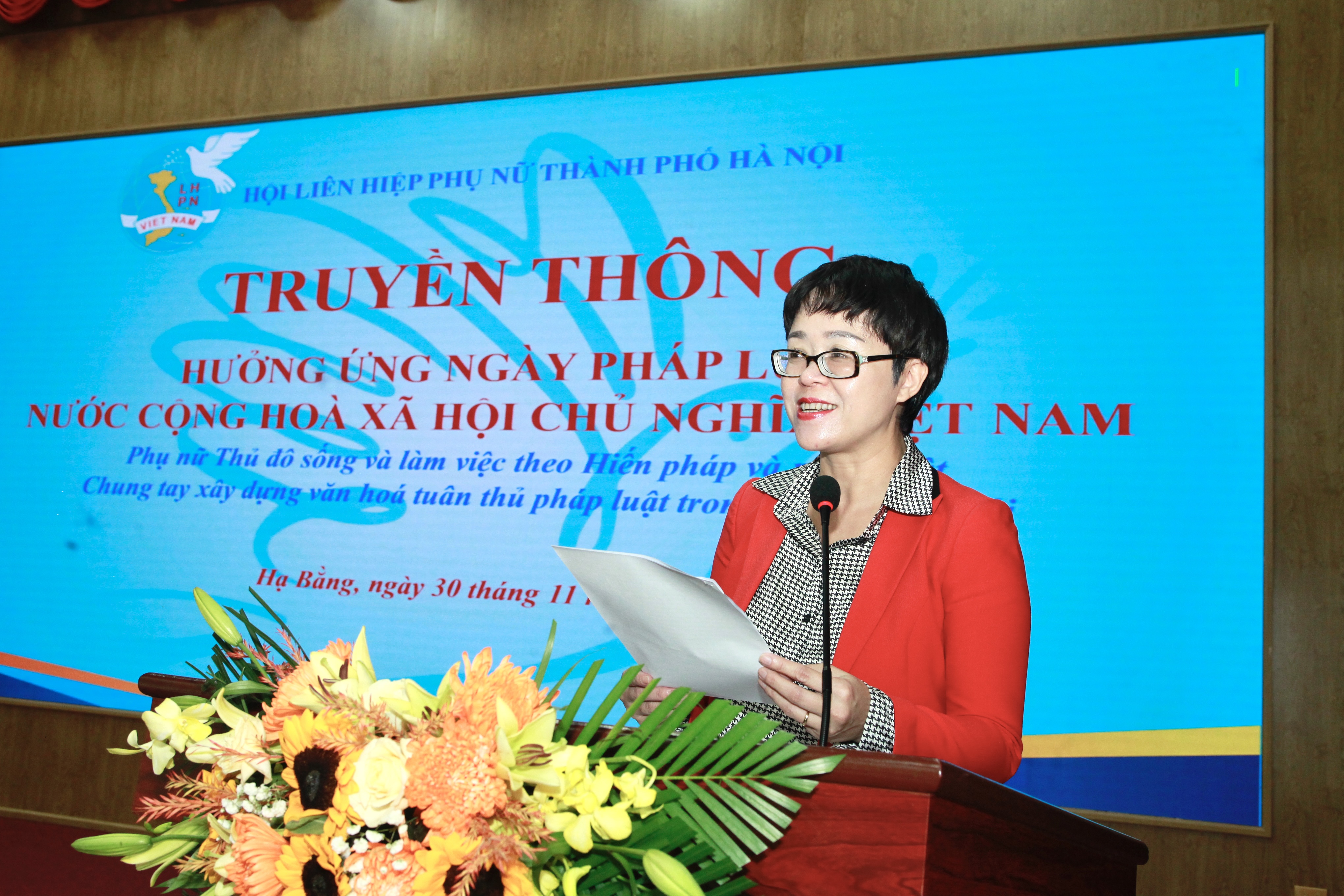 Hội LHPN Hà Nội truyền thông hưởng ứng Ngày Pháp luật Việt Nam - ảnh 6