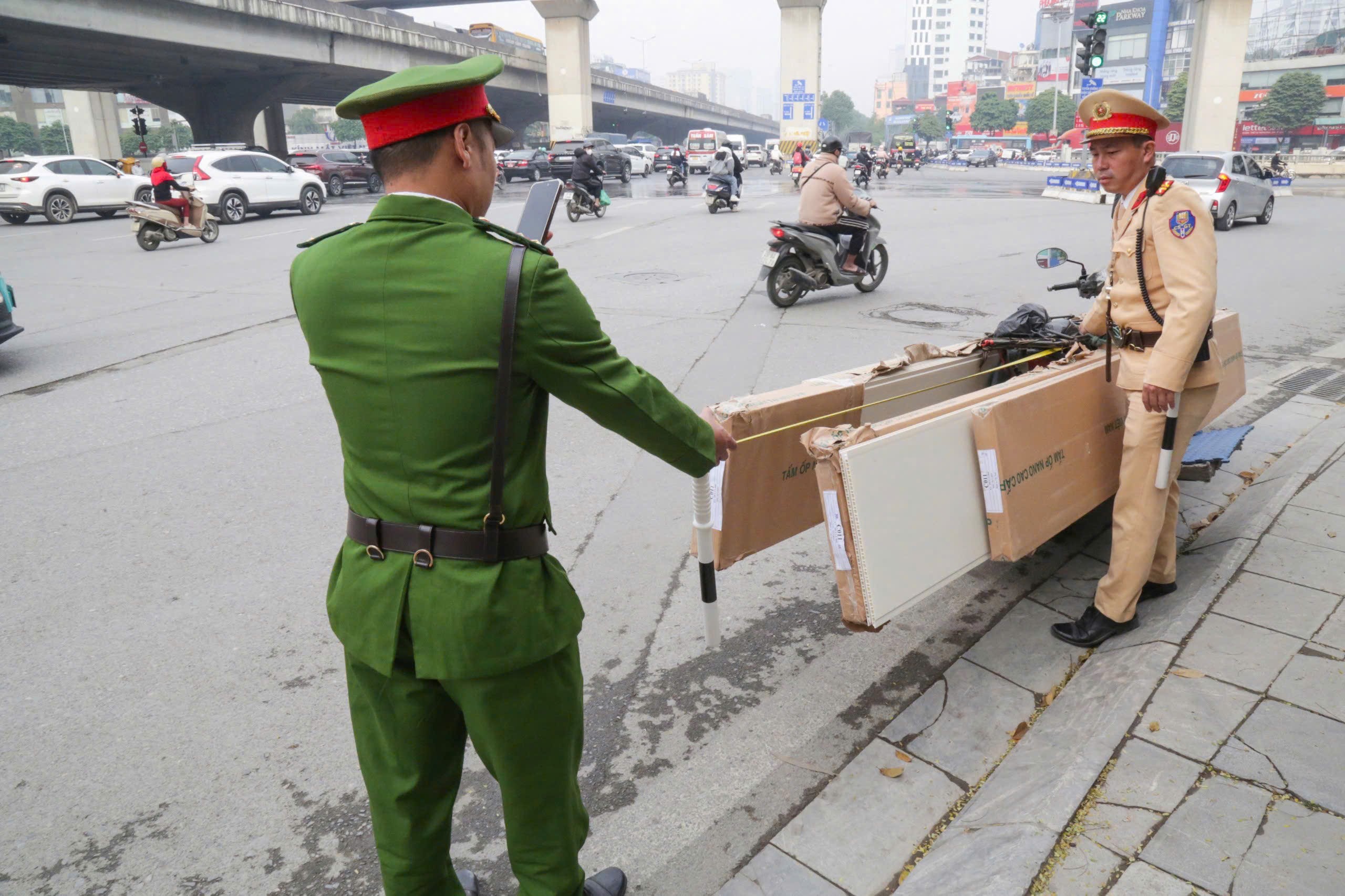 Hà Nội: Xử lý nhiều trường hợp lái xe chở hàng hoá cồng kềnh, gây mất an toàn giao thông - ảnh 2