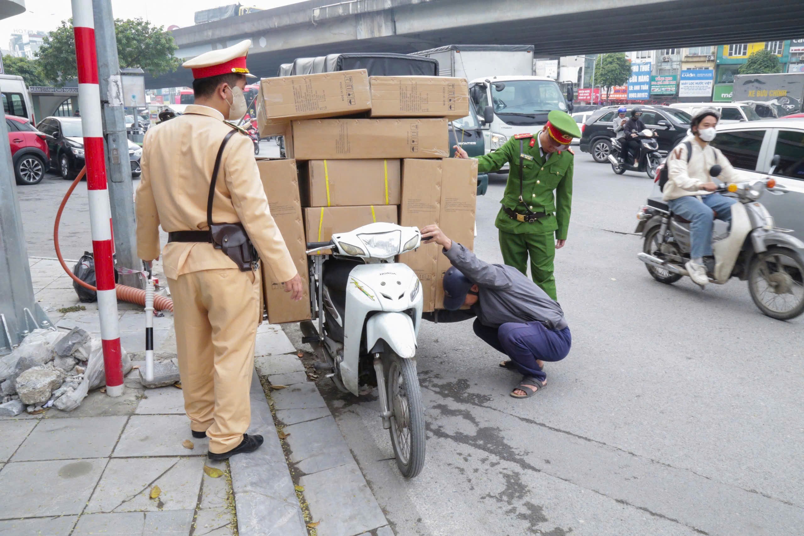 Hà Nội: Xử lý nhiều trường hợp lái xe chở hàng hoá cồng kềnh, gây mất an toàn giao thông - ảnh 4