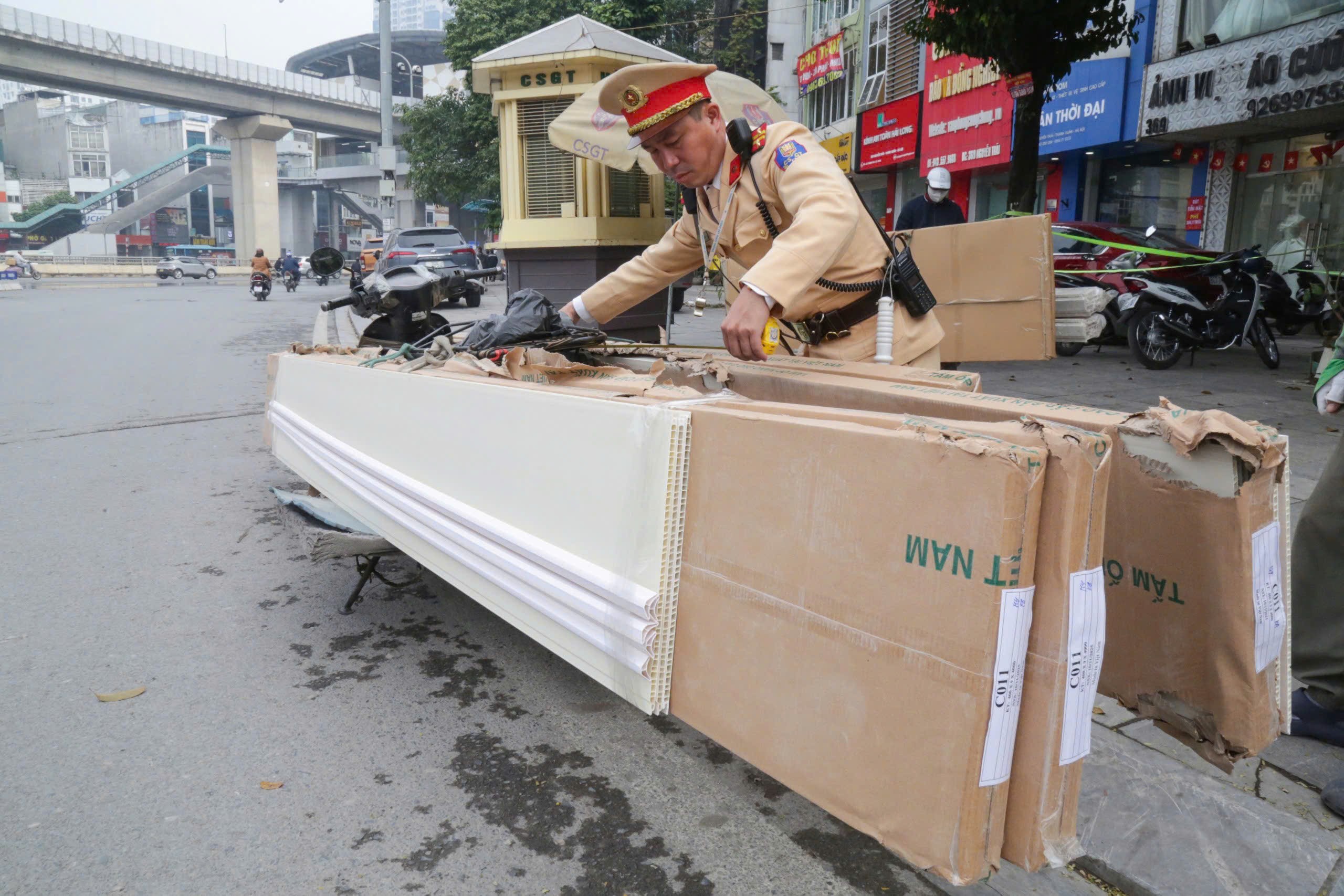 Hà Nội: Xử lý nhiều trường hợp lái xe chở hàng hoá cồng kềnh, gây mất an toàn giao thông - ảnh 3