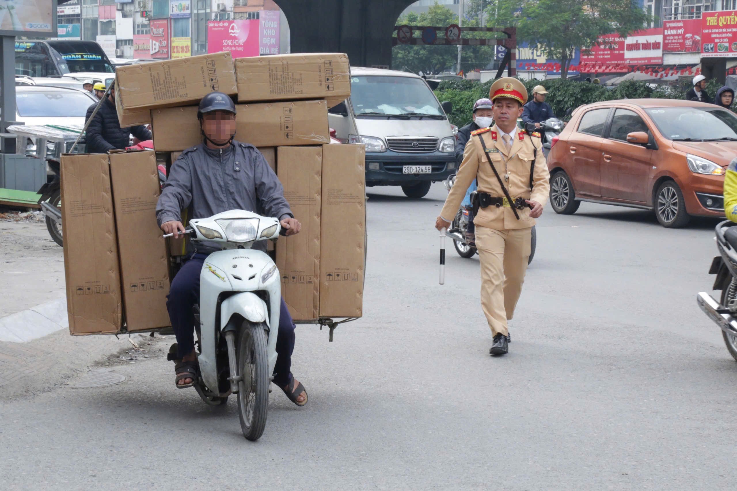Hà Nội: Xử lý nhiều trường hợp lái xe chở hàng hoá cồng kềnh, gây mất an toàn giao thông - ảnh 1