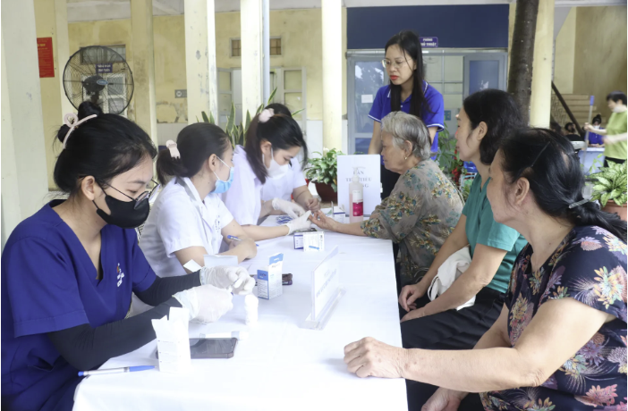 Hà Nội quan tâm chăm sóc sức khỏe cho người cao tuổi, chung tay để tuổi già an vui - ảnh 1