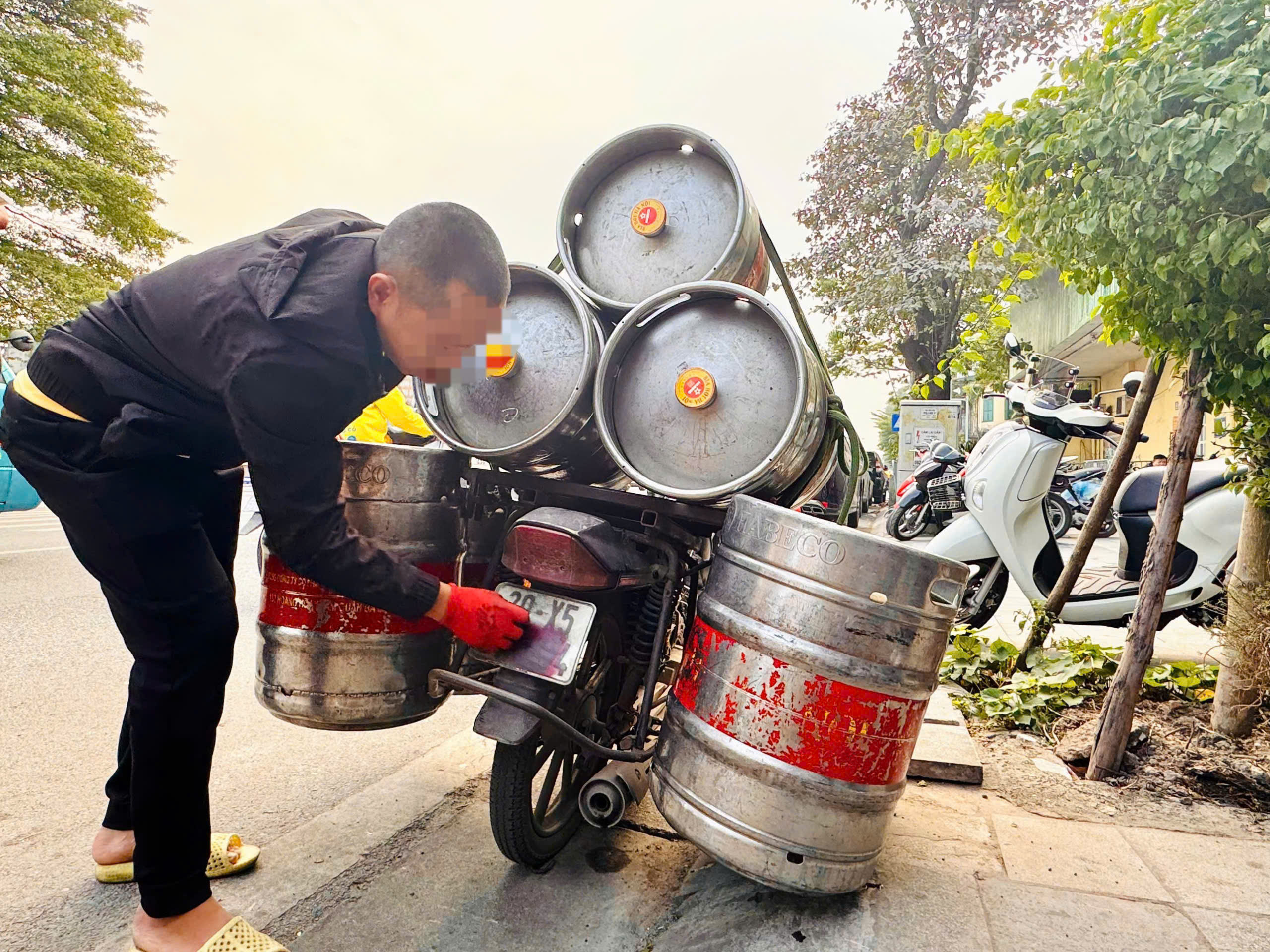 Hà Nội: Xử lý nhiều lái xe dán, che biển số khi tham gia giao thông - ảnh 2