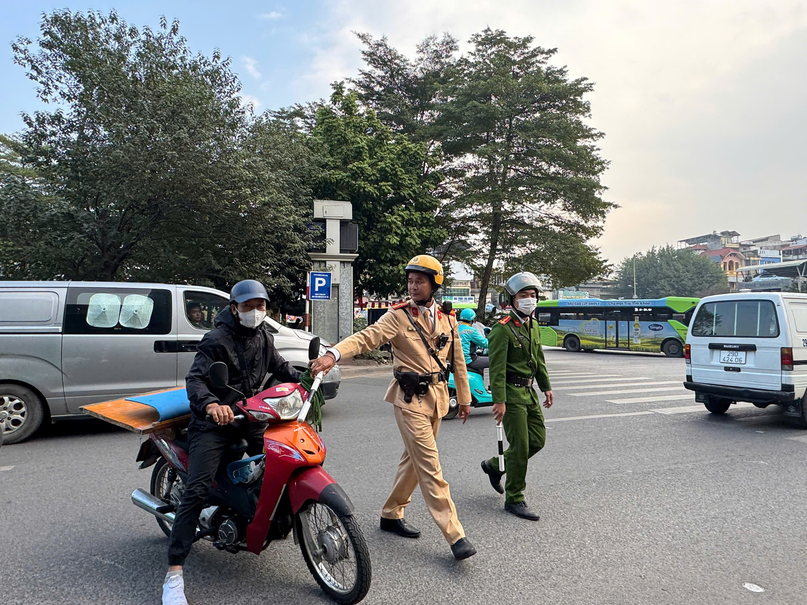 Hà Nội: Xử lý nhiều lái xe dán, che biển số khi tham gia giao thông - ảnh 1