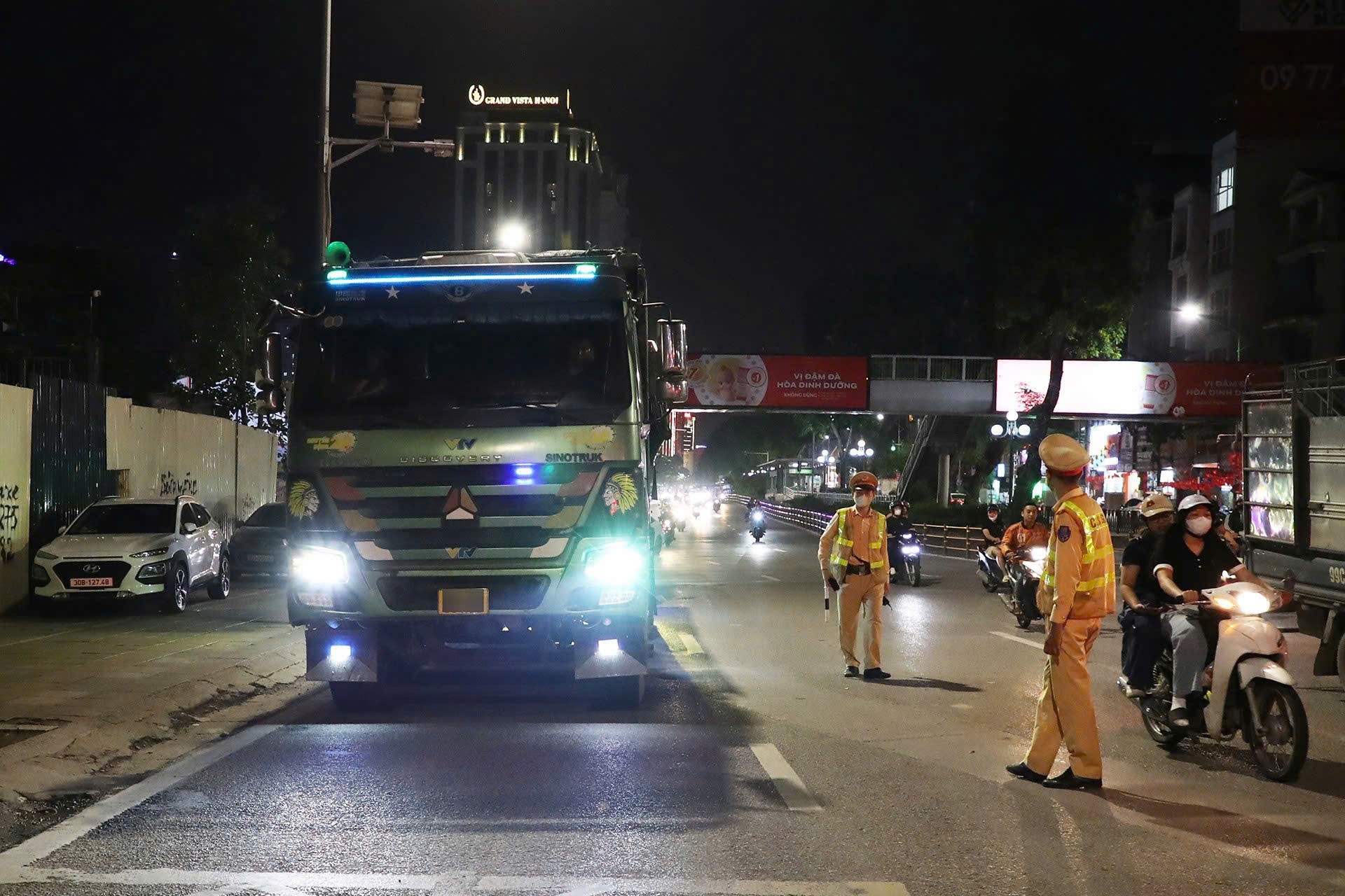 Cảnh sát giao thông Hà Nội xuyên đêm xử lý hàng chục trường hợp vi phạm quá tải - ảnh 1