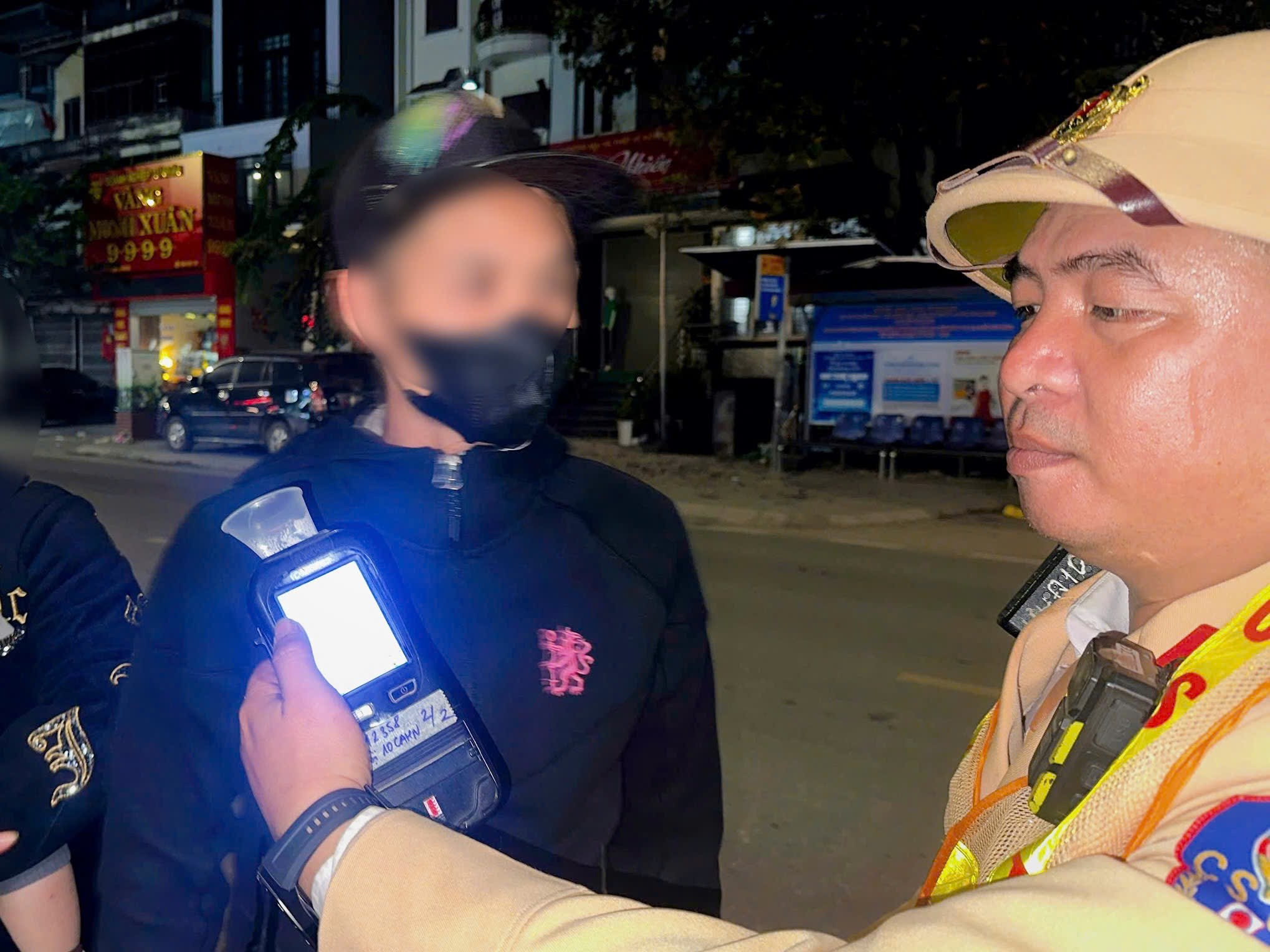 Hà Nội: Ba ngày cuối tuần, hơn 600 trường hợp vi phạm nồng độ cồn bị xử phạt - ảnh 1