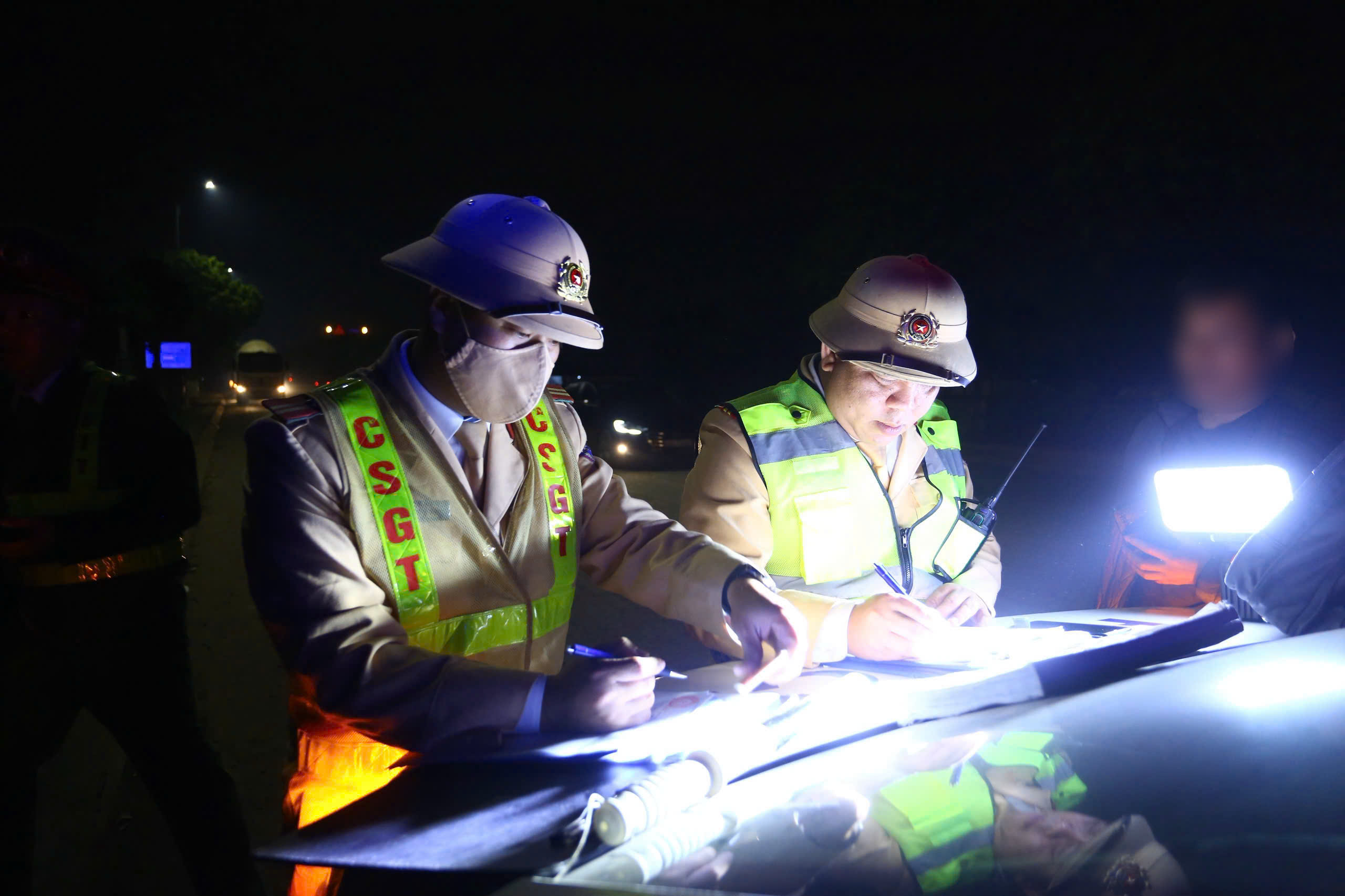 Hà Nội: Xử phạt hơn 1.000 xe tải vi phạm trong hơn 1 tháng - ảnh 2