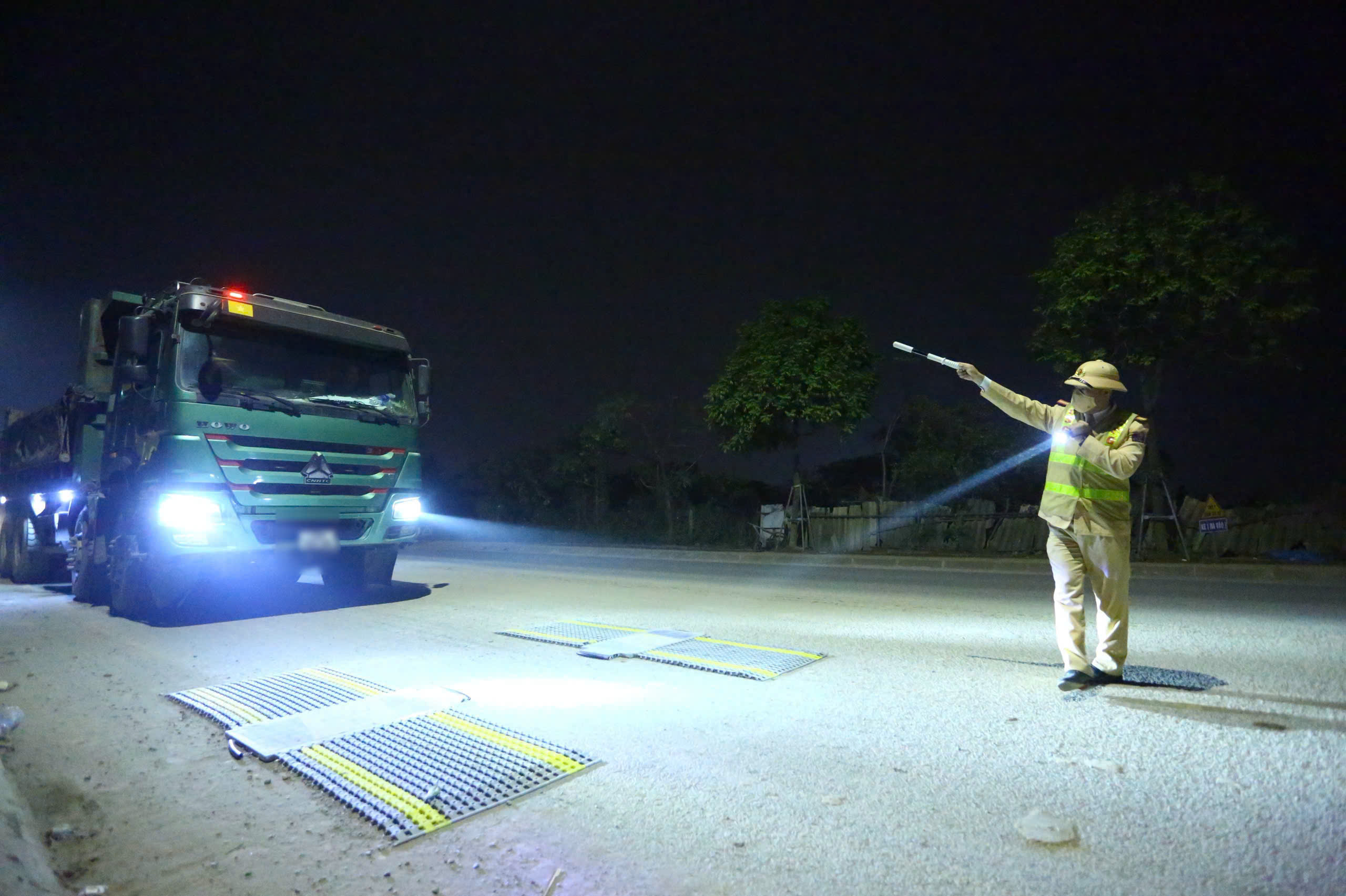 Hà Nội: Xử phạt hơn 1.000 xe tải vi phạm trong hơn 1 tháng - ảnh 1