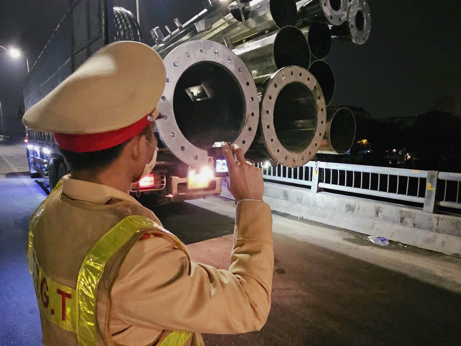 Hà Nội: Xử phạt hơn 1.000 xe tải vi phạm trong hơn 1 tháng - ảnh 3