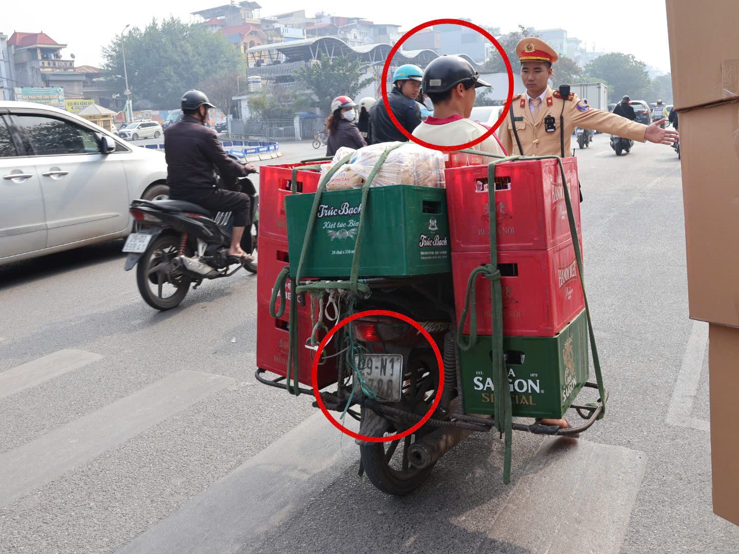 Hà Nội: Xử phạt hàng chục trường hợp che, dán biển số và sử dụng điện thoại khi điều khiển phương tiện - ảnh 1