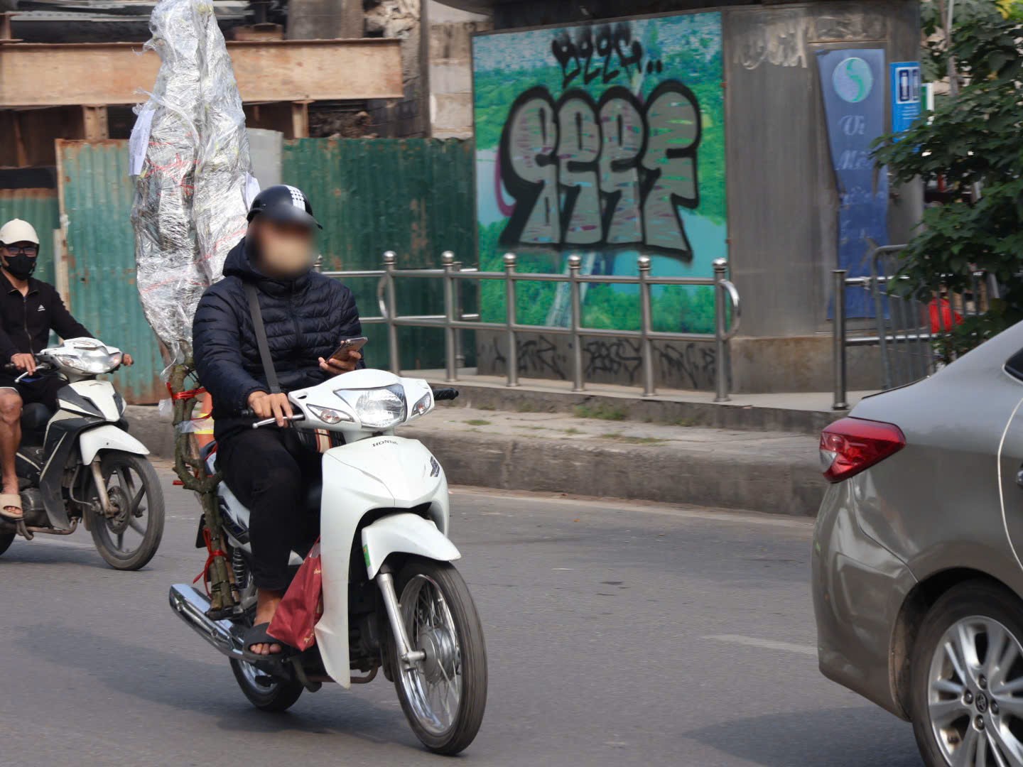 Hà Nội: Xử phạt hàng chục trường hợp che, dán biển số và sử dụng điện thoại khi điều khiển phương tiện - ảnh 3