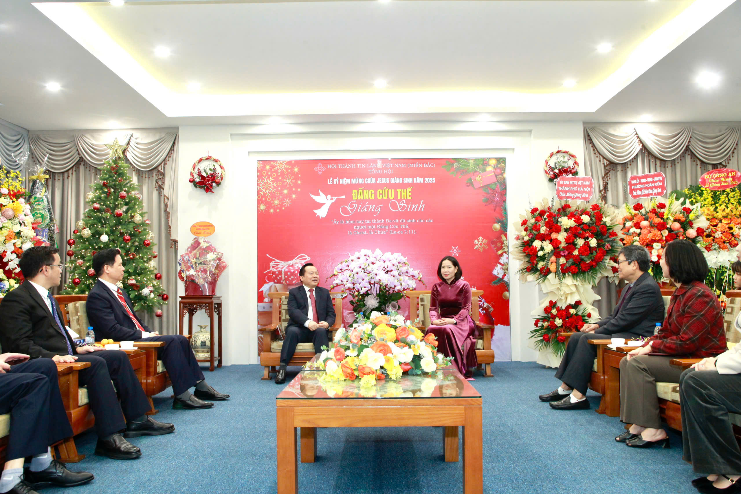 Lãnh đạo Uỷ ban MTTQ thành phố Hà Nội chúc mừng Lễ Giáng sinh và năm mới 2026 - ảnh 2