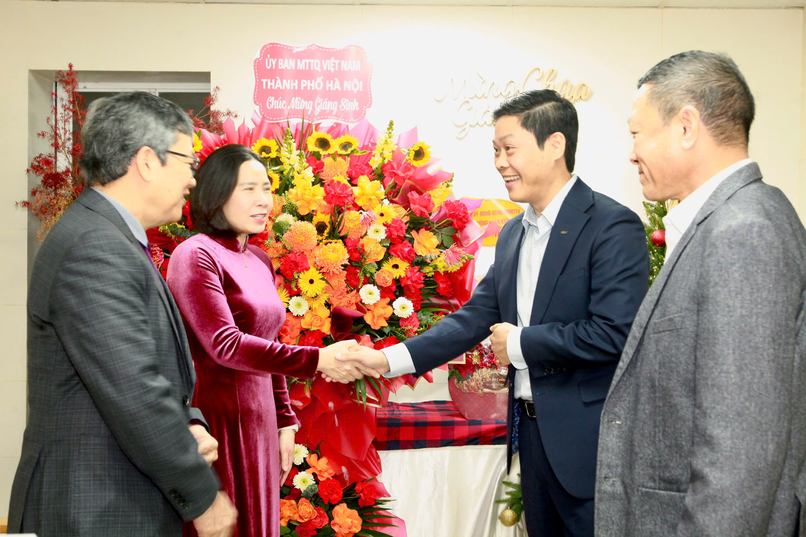 Lãnh đạo Uỷ ban MTTQ thành phố Hà Nội chúc mừng Lễ Giáng sinh và năm mới 2026 - ảnh 5