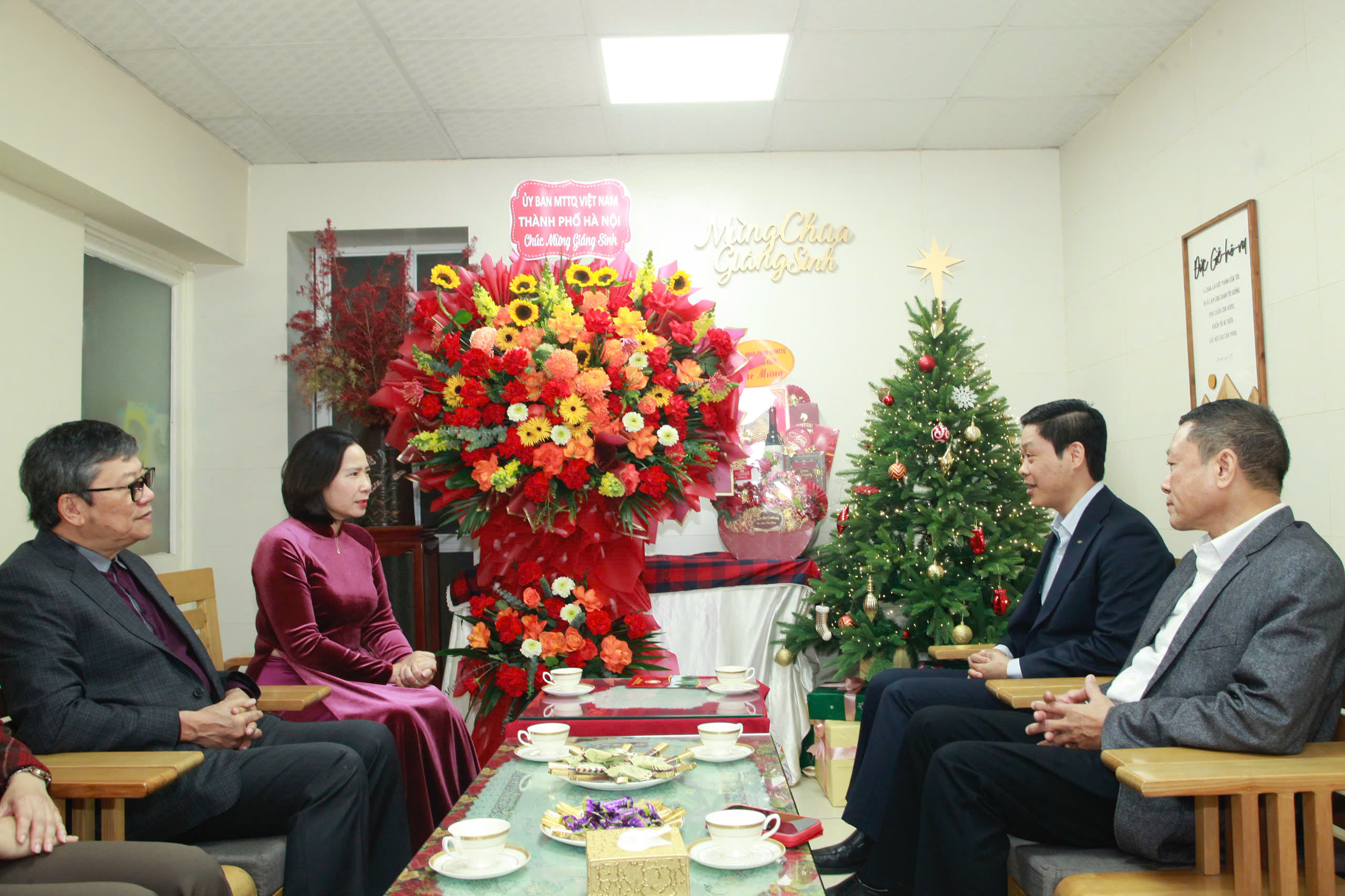 Lãnh đạo Uỷ ban MTTQ thành phố Hà Nội chúc mừng Lễ Giáng sinh và năm mới 2026 - ảnh 4