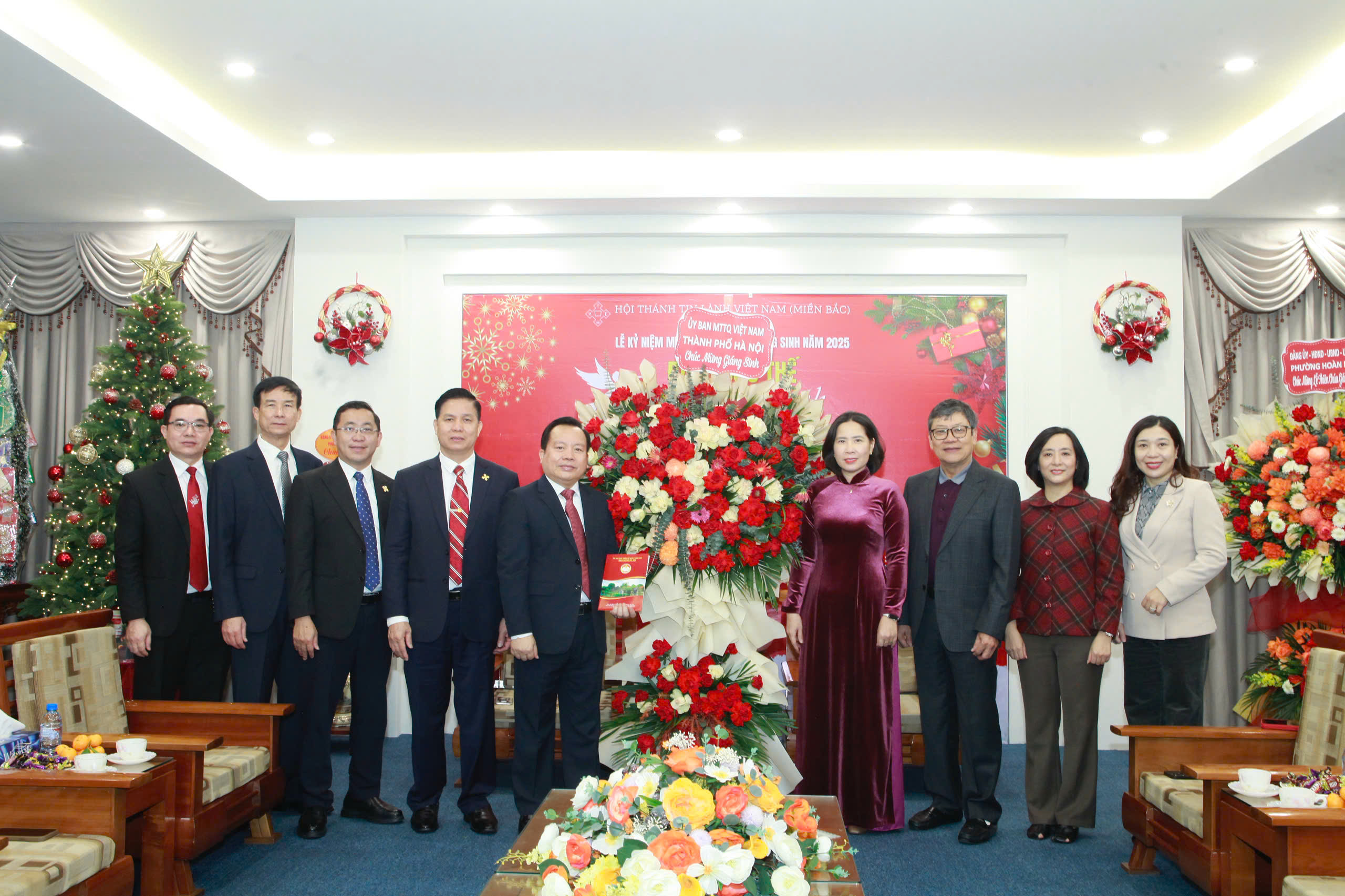 Lãnh đạo Uỷ ban MTTQ thành phố Hà Nội chúc mừng Lễ Giáng sinh và năm mới 2026 - ảnh 1