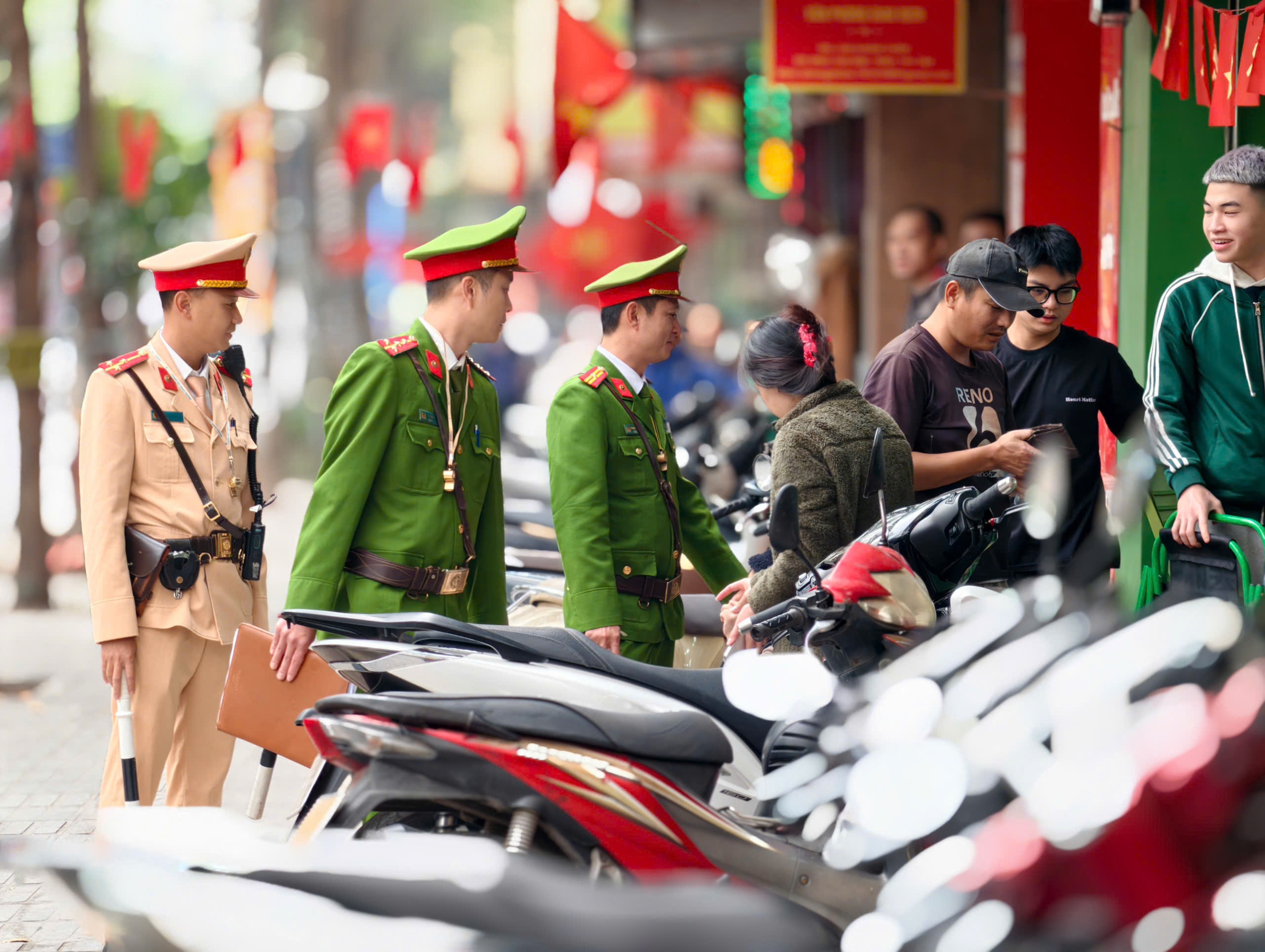 Hà Nội: Xử lý nghiêm các vi phạm là nguyên nhân gây ùn tắc giao thông - ảnh 1