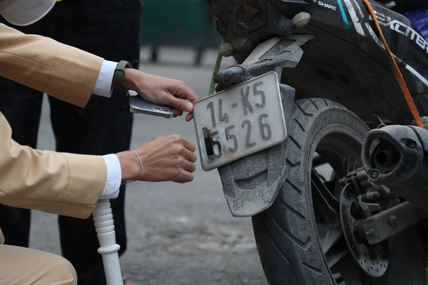 Xử phạt nhiều tài xế che dán biển số để “né” camera AI - ảnh 2