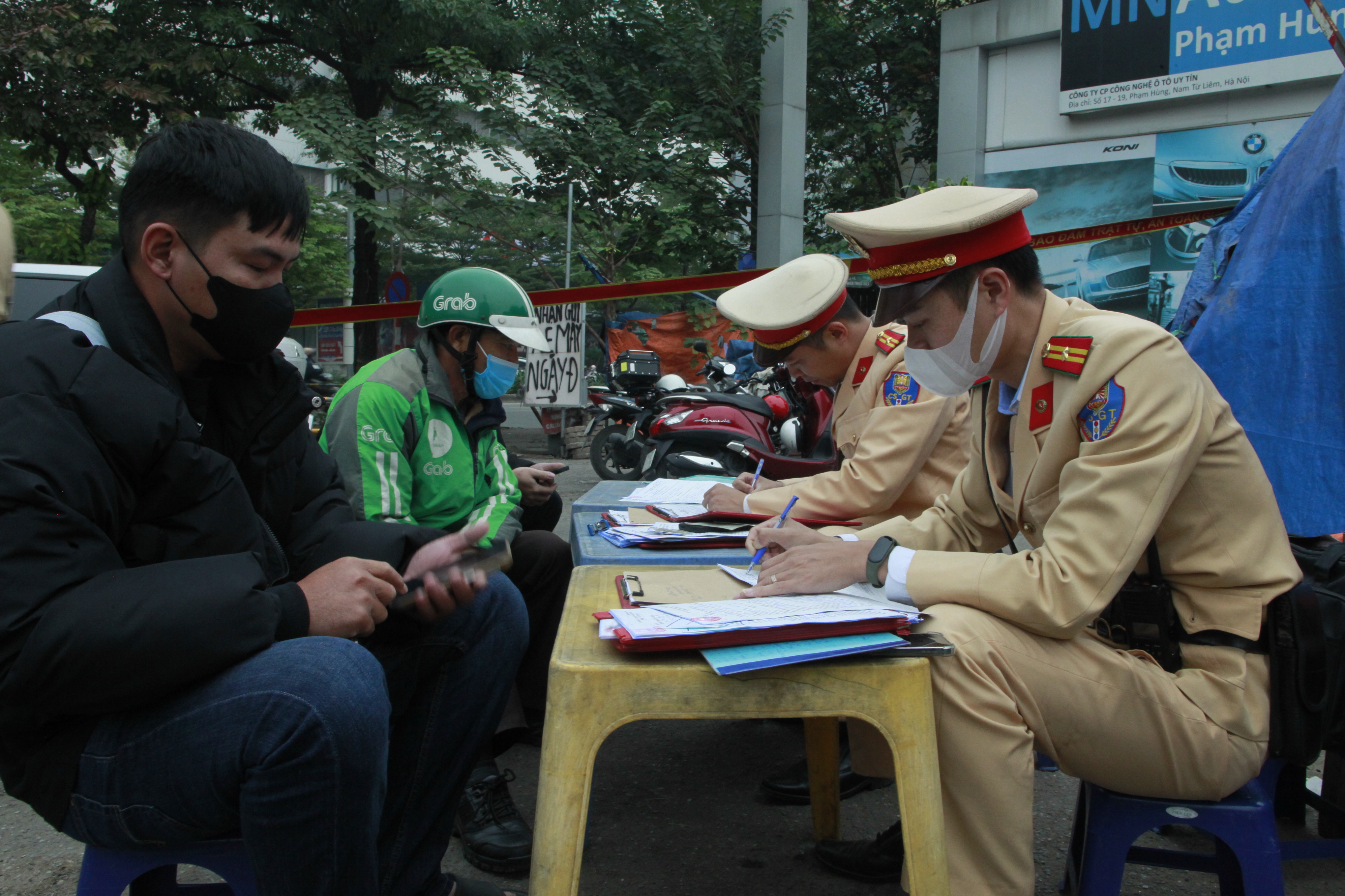 Xử phạt nhiều tài xế che dán biển số để “né” camera AI - ảnh 3