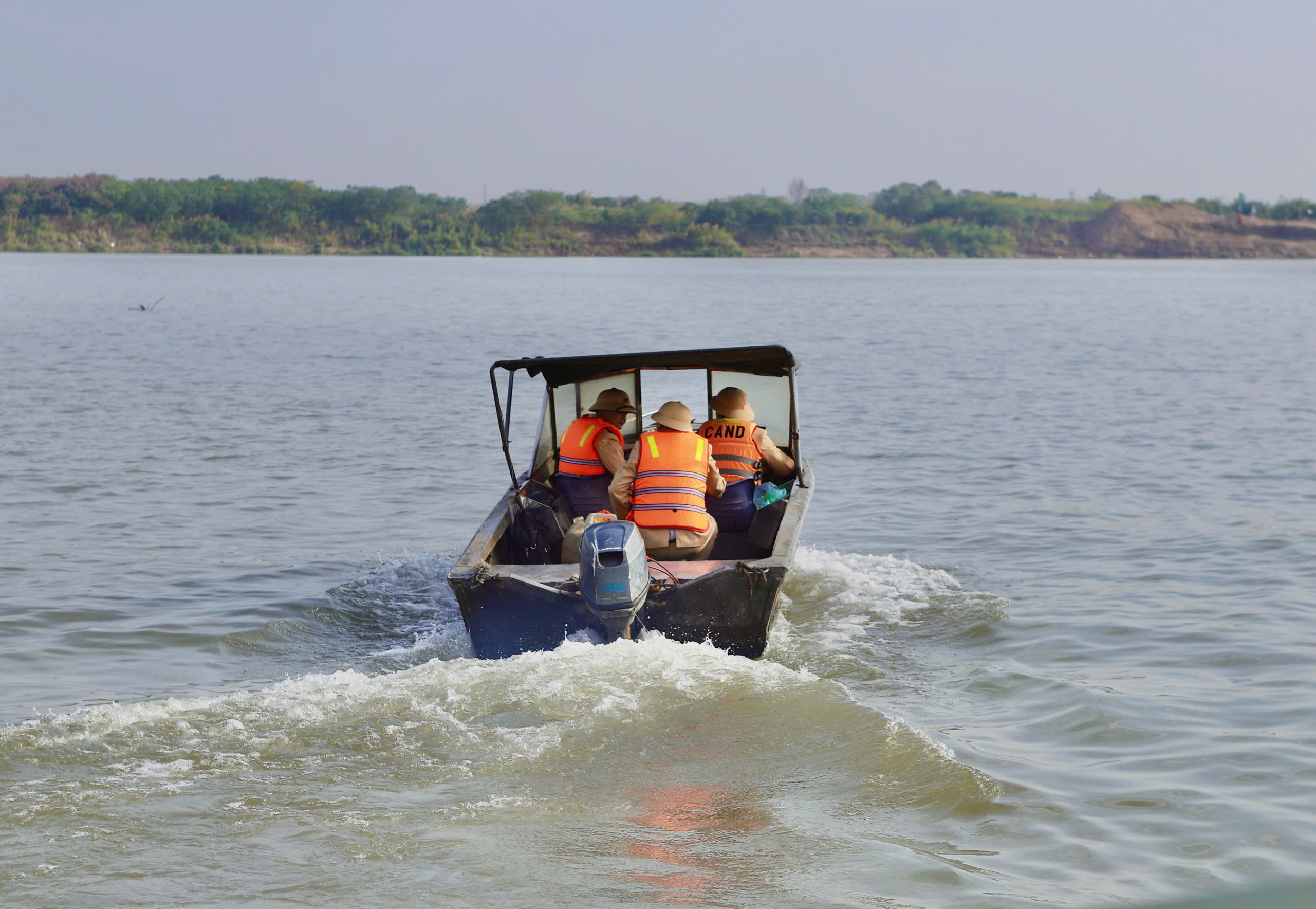 Tăng cường bảo đảm an toàn giao thông đường thủy dịp cuối năm - ảnh 6