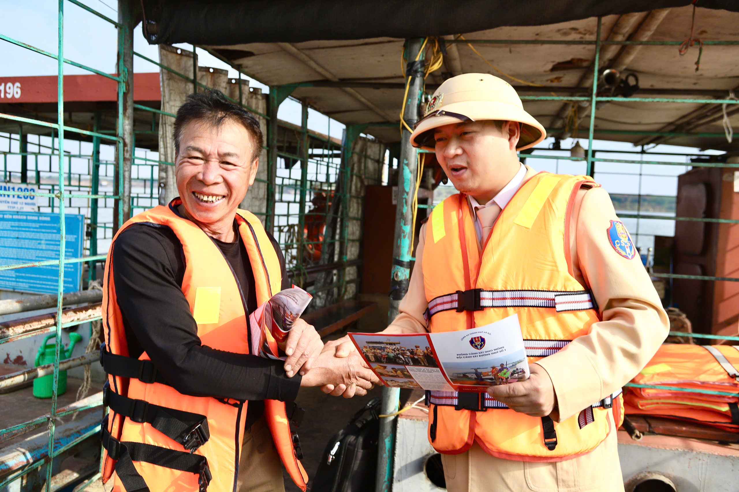 Tăng cường bảo đảm an toàn giao thông đường thủy dịp cuối năm - ảnh 5