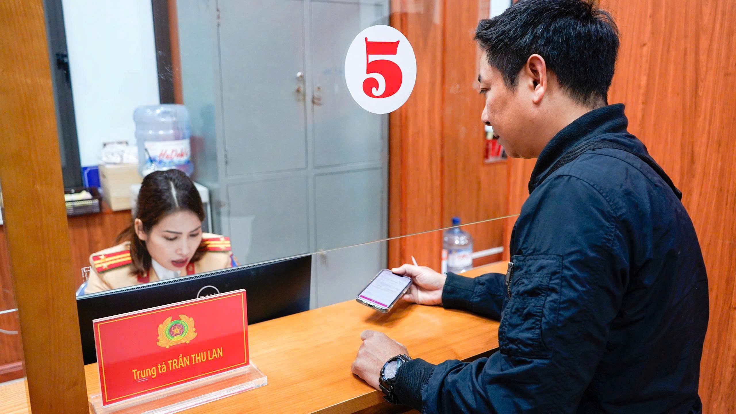 Người dân cần chủ động tra cứu vi phạm khi làm thủ tục cấp đổi Giấy phép lái xe - ảnh 1