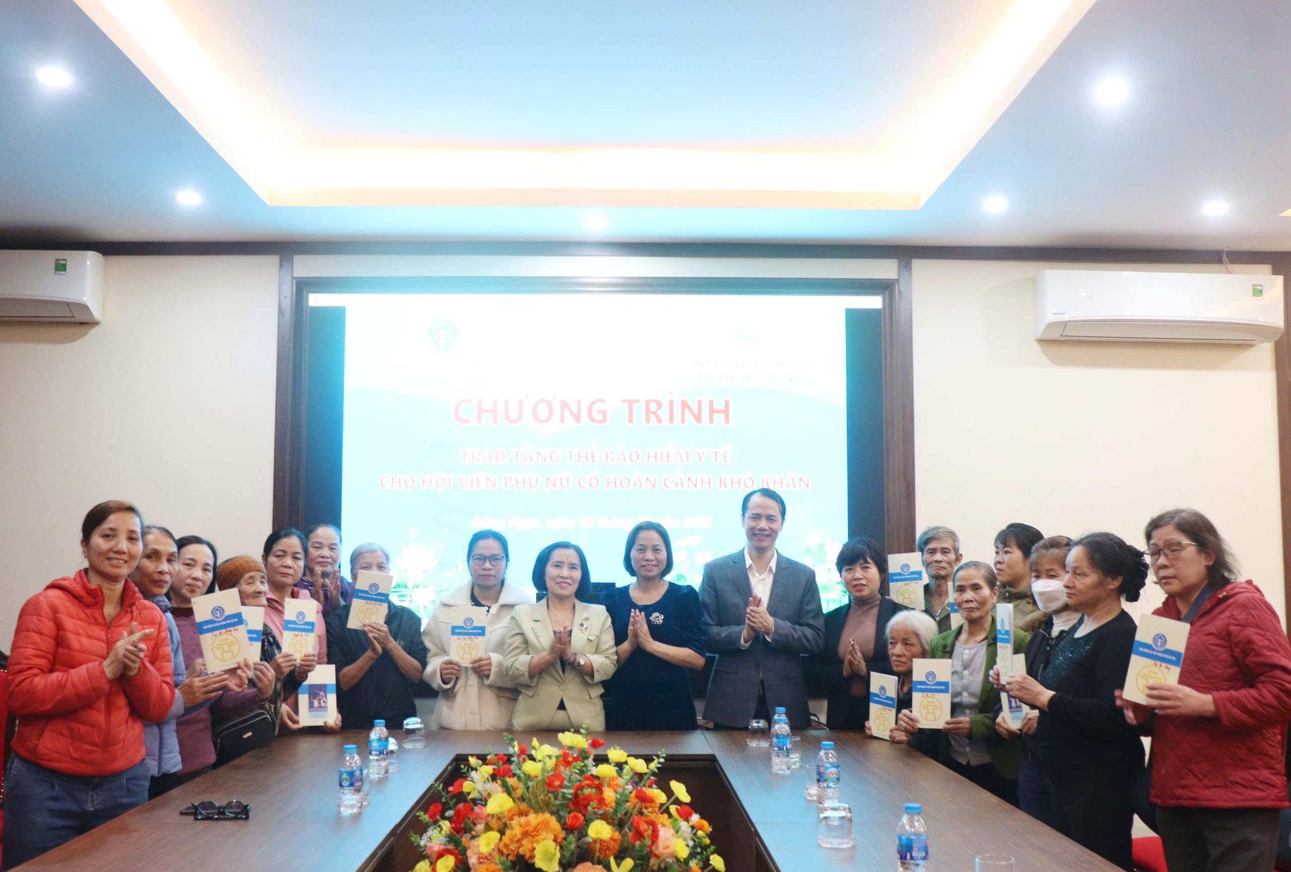 Trao tặng 15 thẻ bảo hiểm y tế cho phụ nữ có hoàn cảnh khó khăn phường Đông Ngạc - ảnh 4