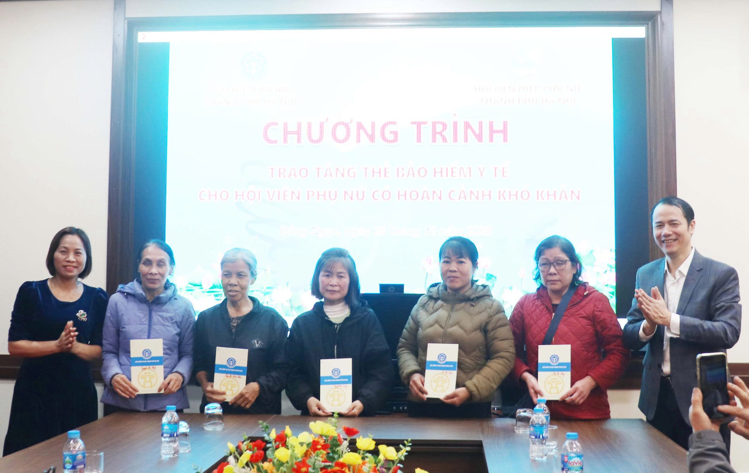 Trao tặng 15 thẻ bảo hiểm y tế cho phụ nữ có hoàn cảnh khó khăn phường Đông Ngạc - ảnh 2