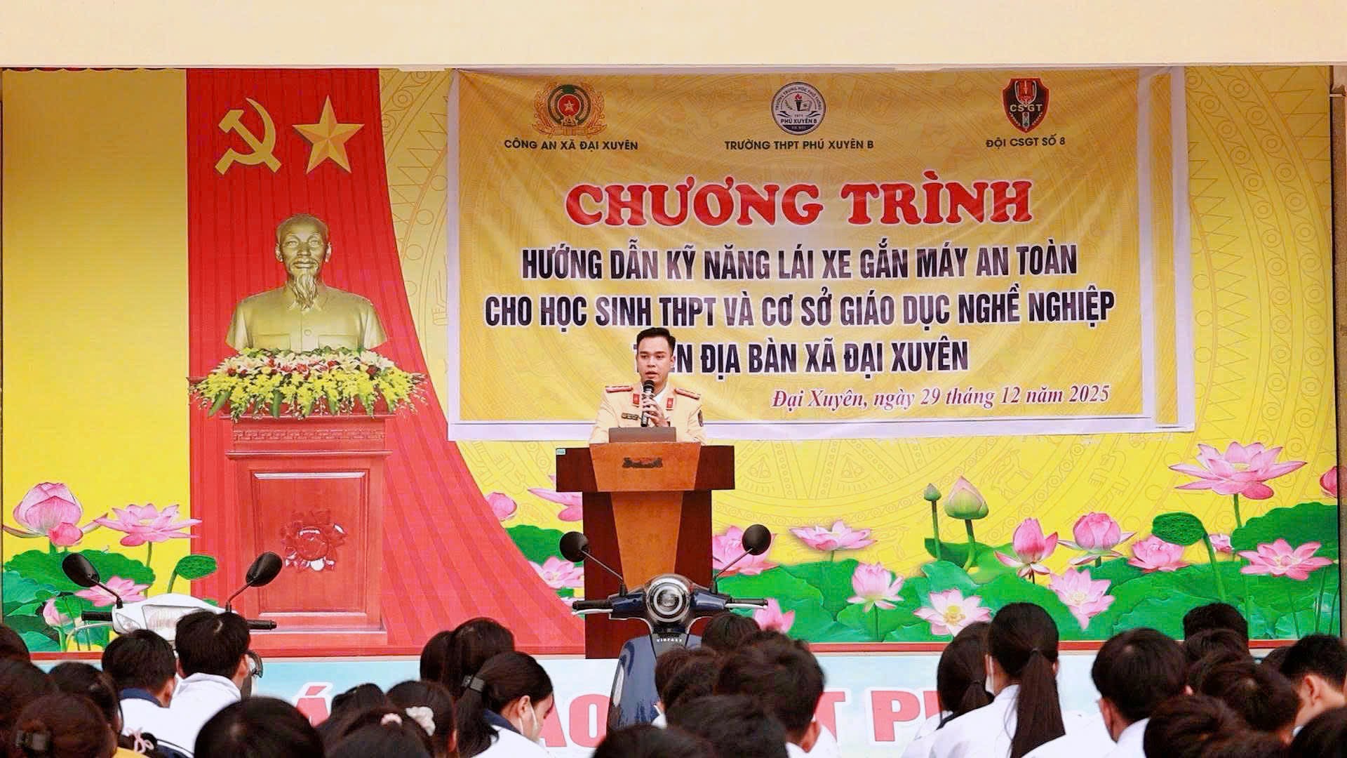 Xã Đại Xuyên: Hướng dẫn kỹ năng lái xe gắn máy an toàn đối với hơn 2.000 học sinh THPT  - ảnh 3