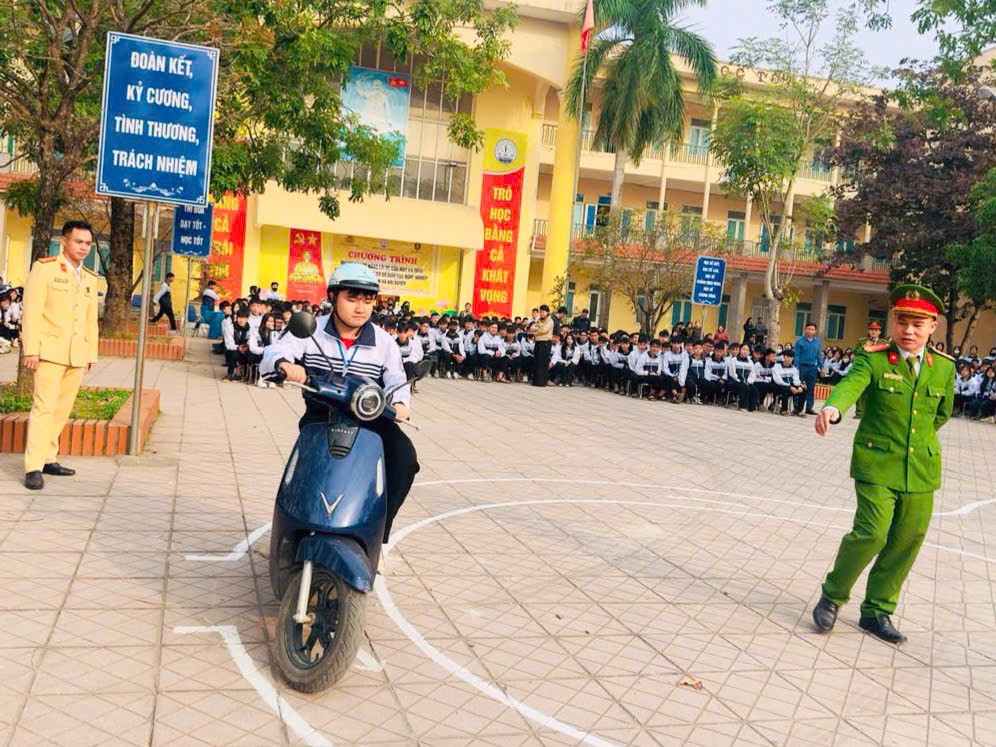 Xã Đại Xuyên: Hướng dẫn kỹ năng lái xe gắn máy an toàn đối với hơn 2.000 học sinh THPT  - ảnh 1