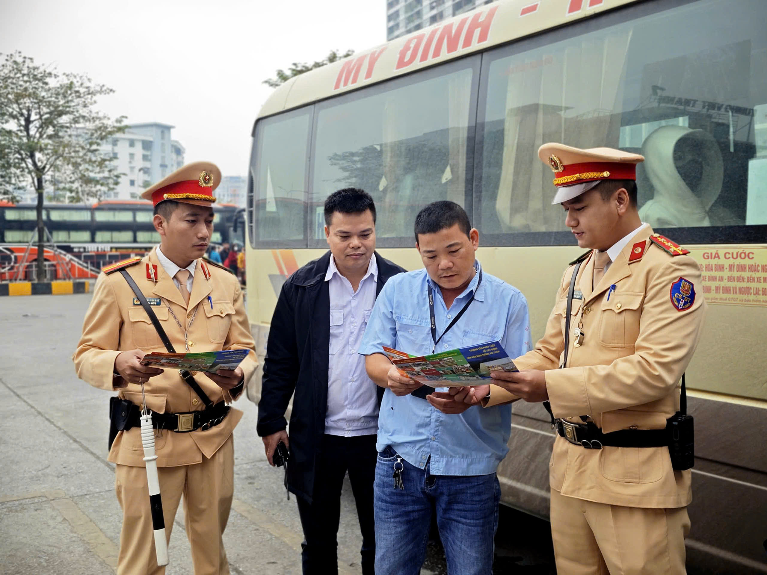 Hà Nội: Đảm bảo an toàn giao thông trong vận tải hành khách dịp Tết Dương lịch 2026 - ảnh 1